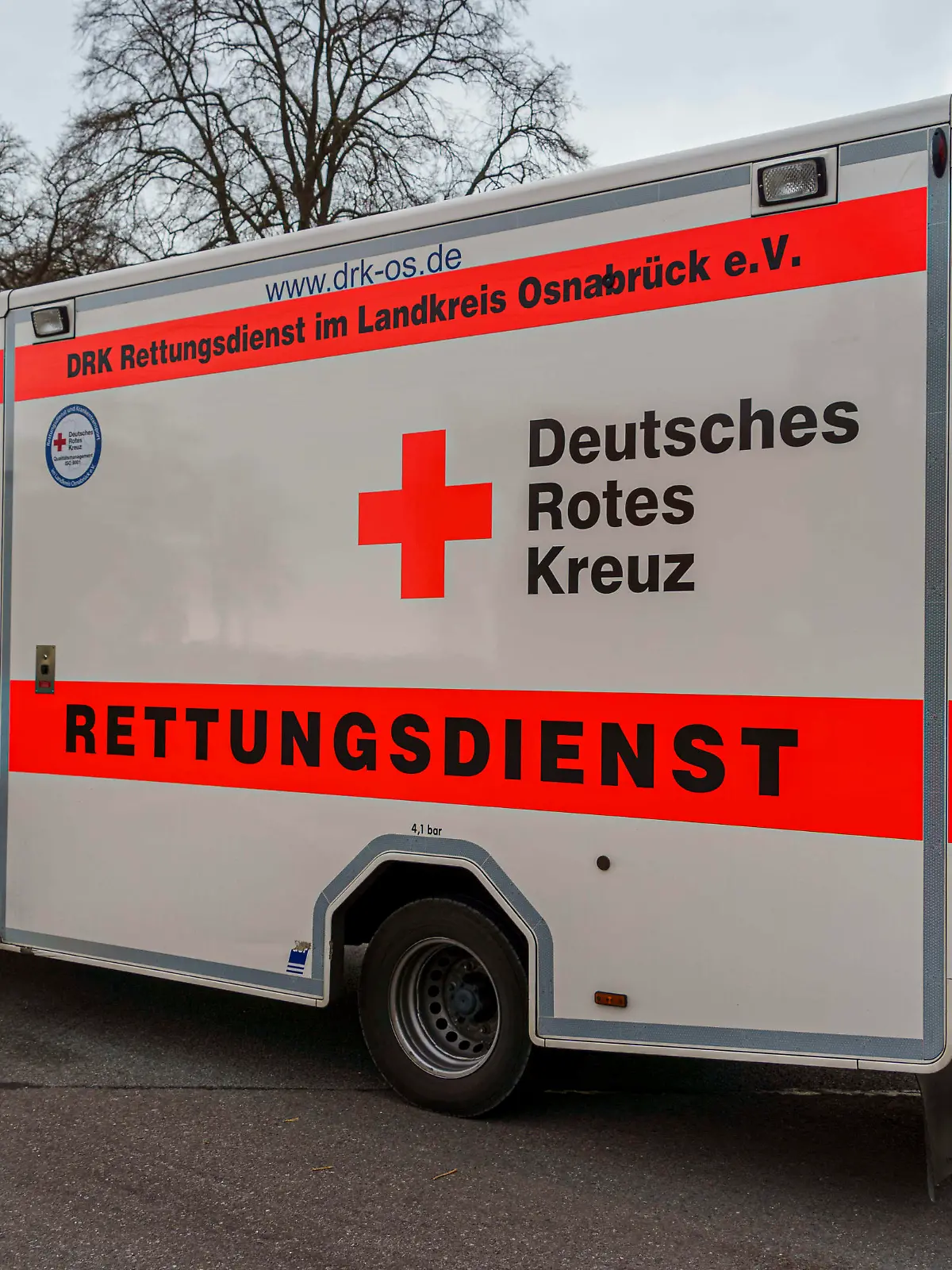 Ostercappeln, Deutschland 22. April 2022: Am Freitagmorgen gegen 7,35 Uhr kam es in Ostercappeln auf der Kreuzung Alter Damm/ Lutterdam wieder einmal zu einem schweren Vorfahrtunfall zu dem Rettungsdienst, Notarzt, Polizei und die Feuerwehr gerufen wurden. Ein Fahrer eines PKW Skoda war auf dem Lutterdamm aus Richtung Hunteburg aus kommend in Richtung Bramsche unterwegs gewesen. Dabei musste er den Alten Damm überqueren. Vor der Überquerung hätte er aber Aufgrund der Vorfahrtregelung (Stopschild) sein Fahrzeug anhalten müssen. Aus Richtung Vörden kommend war ein vorfahrtberechtigter Fahrer mit seinem VW Touran in Fahrtrichtung Ostercappeln unterwegs. Auf der Kreuzung kam es dann zu einem heftigen Crash bei dem beide Fahrzeuge total beschädigt und in den Seitenraum geschleudert wurden. Dabei wurde der Fahrer des VW Touran in seinem Fahrzeug eingeschlossen. Er musste von der Feuerwehr über die Beifahrerseite mit schwerem Gerät befreit werden. Dann wurde er schwerverletzt dem Rettungsdienst übergeben. Er kam genau wie der Unfallverursacher schwerverletzt mit dem Rettungswagen ins Krankenhaus. Die beiden total beschädigten Fahrzeuge wurden abgeschleppt. Die Kreuzung musste anschliessend gereinigt werden.