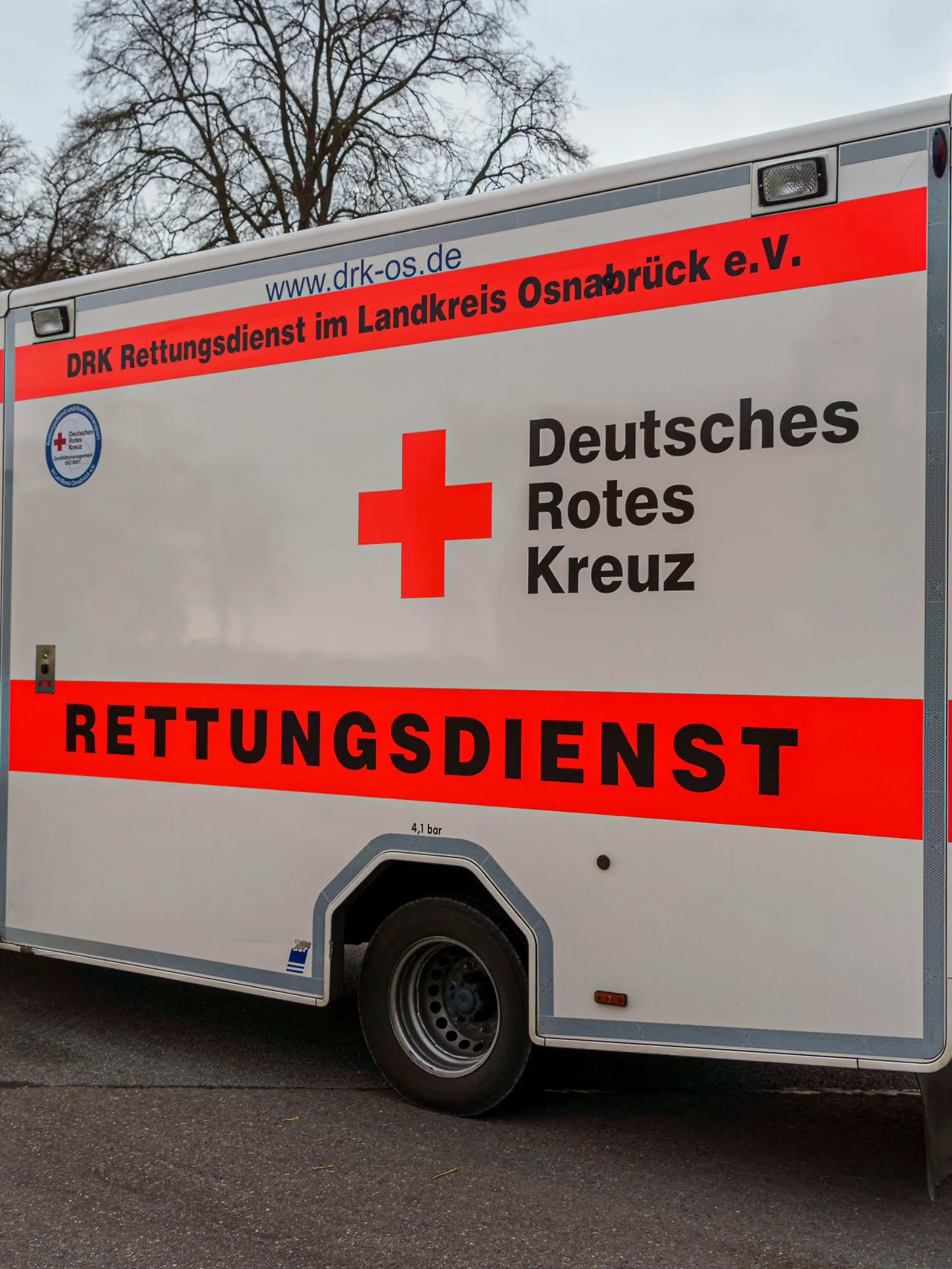 Ostercappeln, Deutschland 22. April 2022: Am Freitagmorgen gegen 7,35 Uhr kam es in Ostercappeln auf der Kreuzung Alter Damm/ Lutterdam wieder einmal zu einem schweren Vorfahrtunfall zu dem Rettungsdienst, Notarzt, Polizei und die Feuerwehr gerufen wurden. Ein Fahrer eines PKW Skoda war auf dem Lutterdamm aus Richtung Hunteburg aus kommend in Richtung Bramsche unterwegs gewesen. Dabei musste er den Alten Damm überqueren. Vor der Überquerung hätte er aber Aufgrund der Vorfahrtregelung (Stopschild) sein Fahrzeug anhalten müssen. Aus Richtung Vörden kommend war ein vorfahrtberechtigter Fahrer mit seinem VW Touran in Fahrtrichtung Ostercappeln unterwegs. Auf der Kreuzung kam es dann zu einem heftigen Crash bei dem beide Fahrzeuge total beschädigt und in den Seitenraum geschleudert wurden. Dabei wurde der Fahrer des VW Touran in seinem Fahrzeug eingeschlossen. Er musste von der Feuerwehr über die Beifahrerseite mit schwerem Gerät befreit werden. Dann wurde er schwerverletzt dem Rettungsdienst übergeben. Er kam genau wie der Unfallverursacher schwerverletzt mit dem Rettungswagen ins Krankenhaus. Die beiden total beschädigten Fahrzeuge wurden abgeschleppt. Die Kreuzung musste anschliessend gereinigt werden.