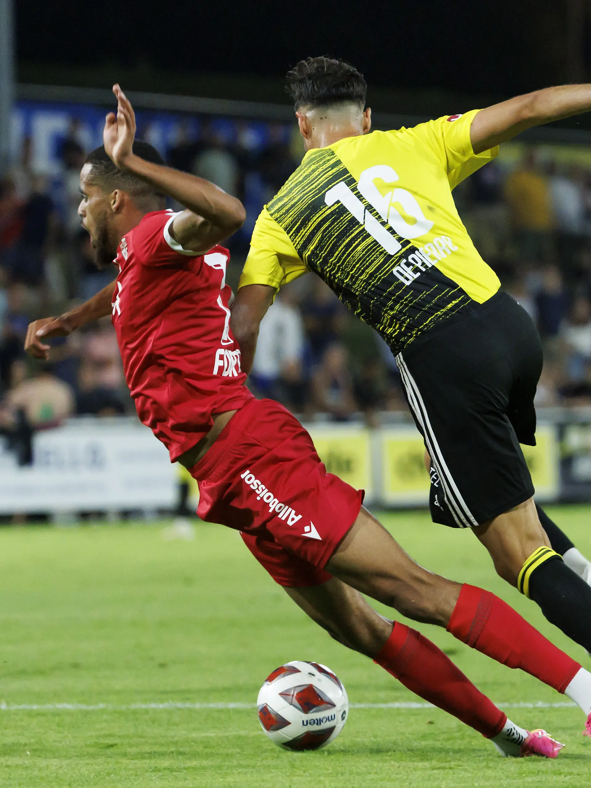 Adriano De Pierro (r.) verletzt sich schwer am Kopf (Archivbild).