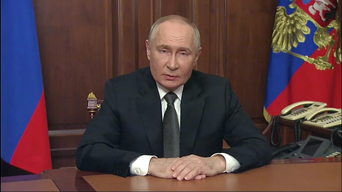 Während seiner gut achtminütigen Rede scheint Putin seine Hände nicht zu bewegen.