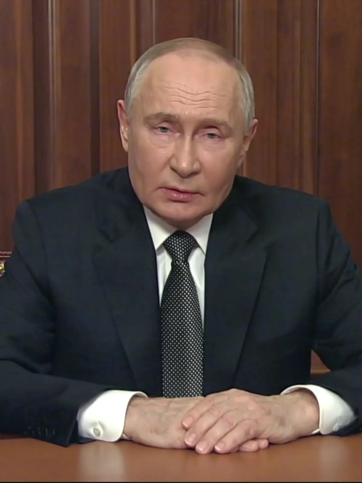 Während seiner gut achtminütigen Rede scheint Putin seine Hände nicht zu bewegen.