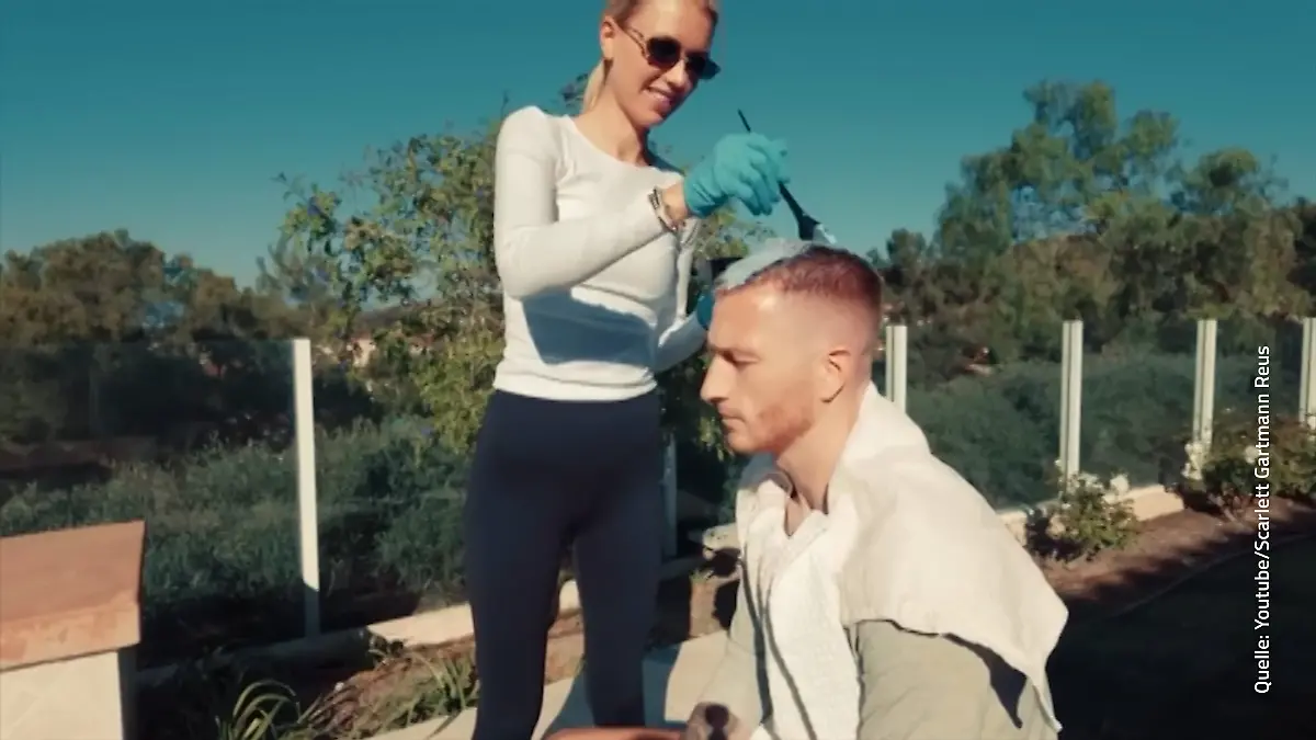 Scarlett Reus färbt ihrem Mann die Haare.