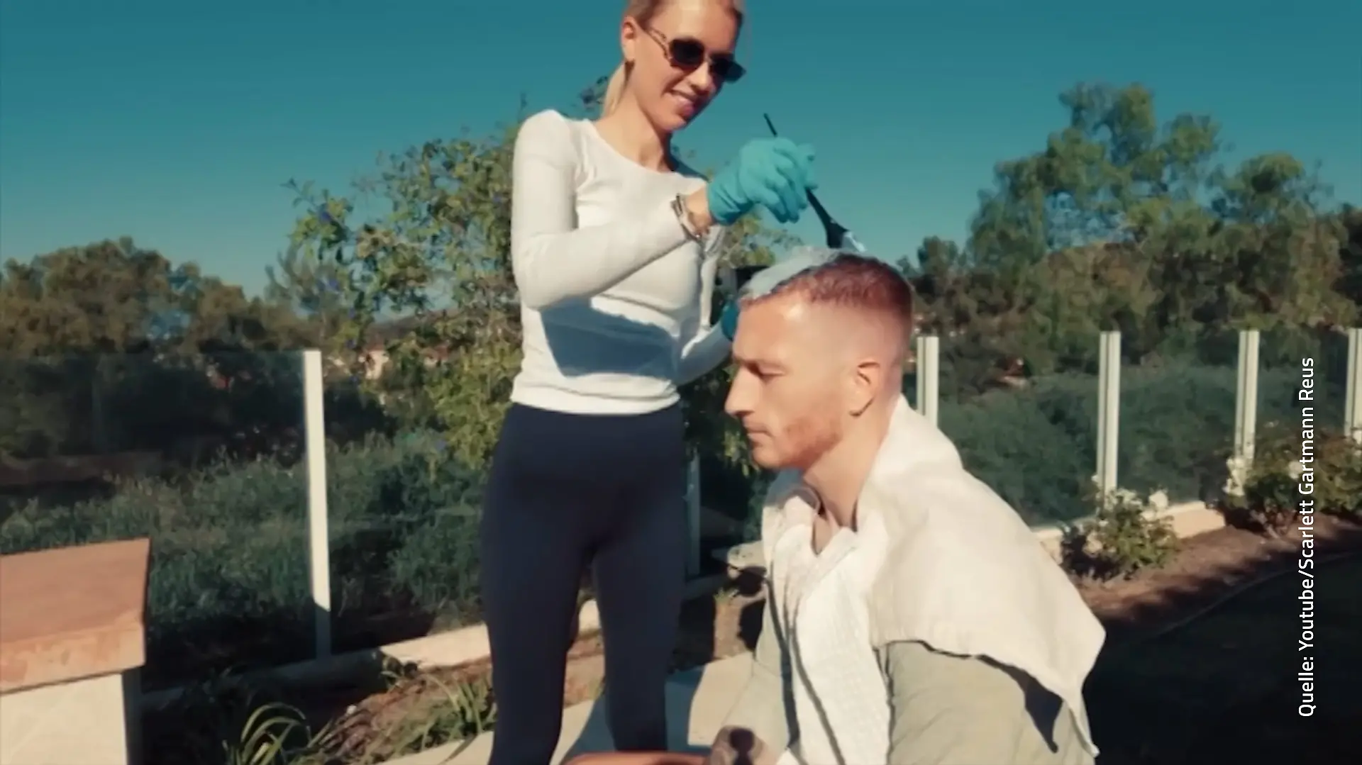 Scarlett Reus färbt ihrem Mann die Haare.