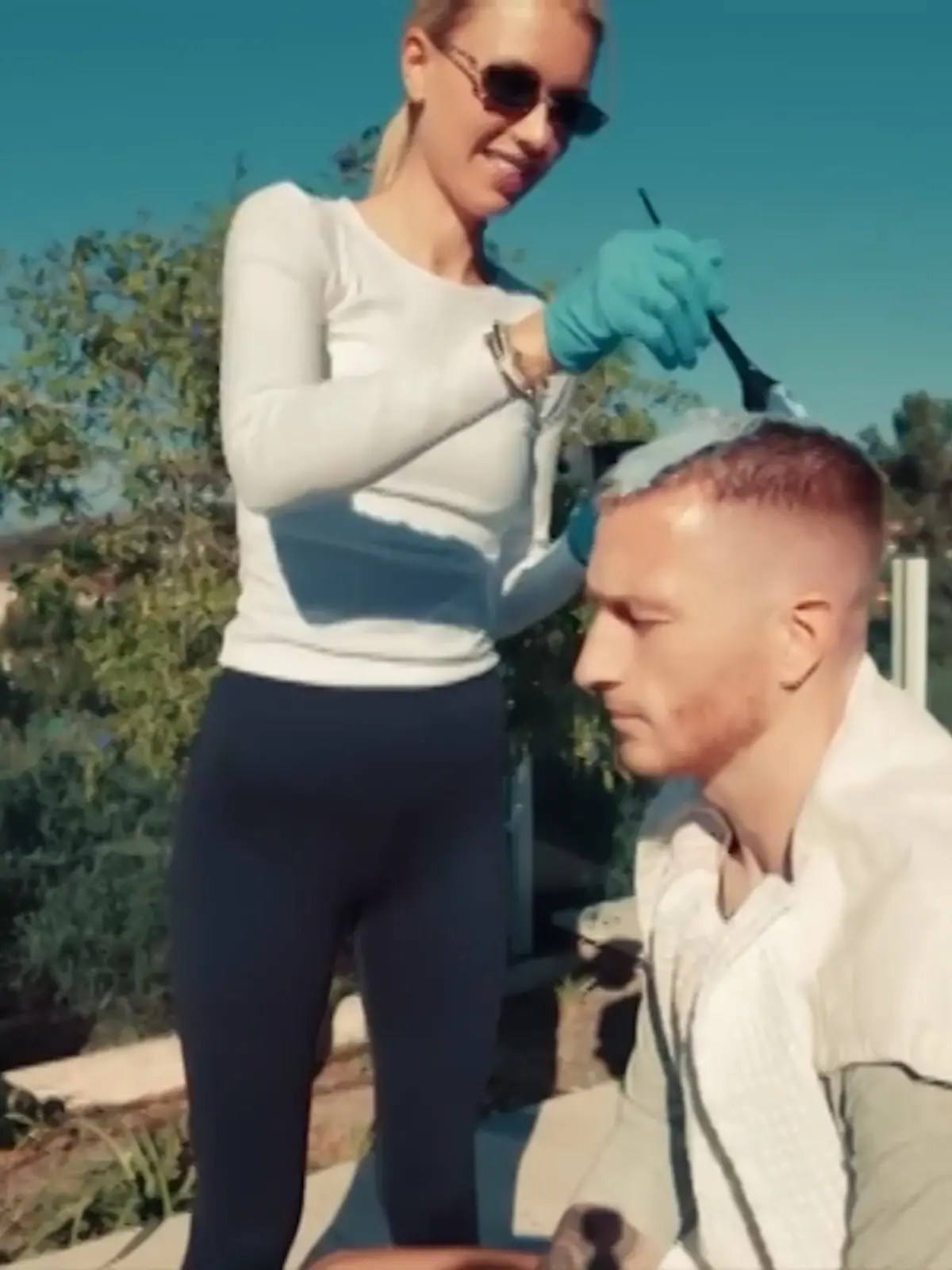 Scarlett Reus färbt ihrem Mann die Haare.