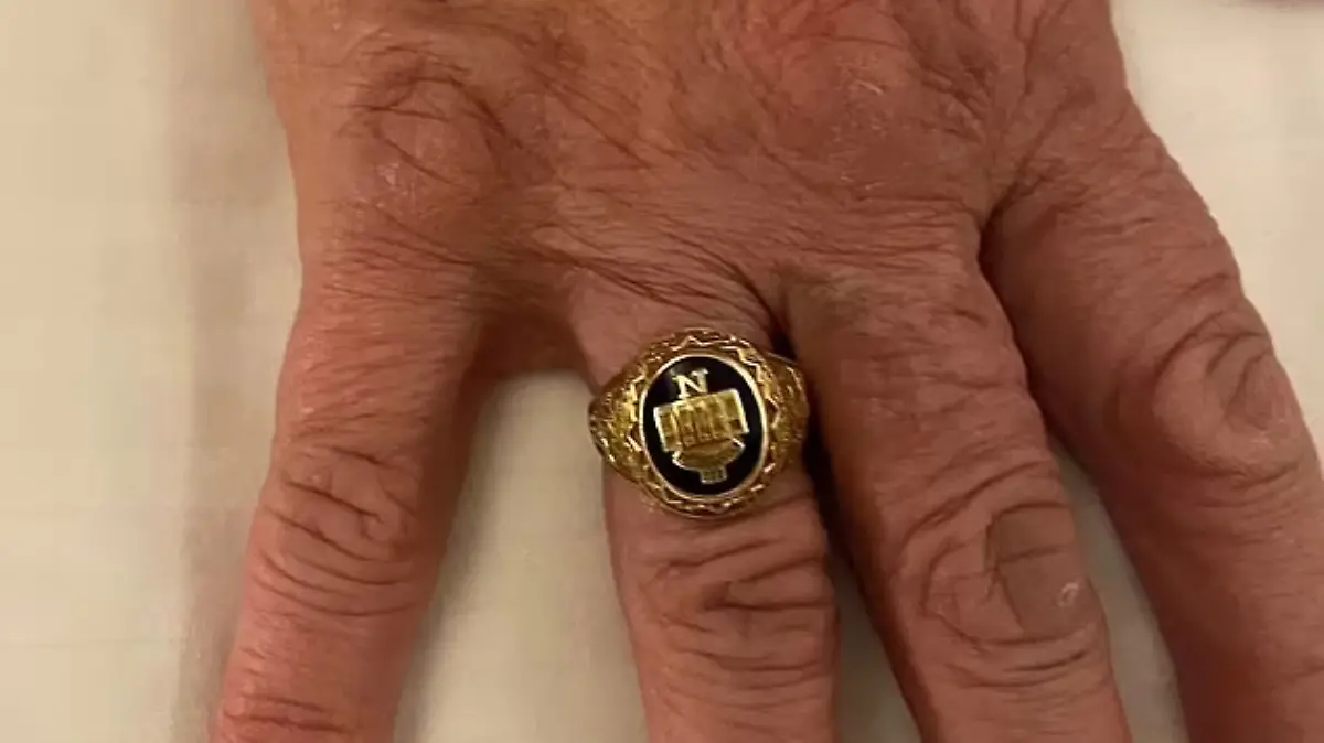 Ein Hobby-Schatzsucher entdeckt seinen Highschool-Ring aus dem Jahr 1966 am Strand von Kirkcaldy in Schottland