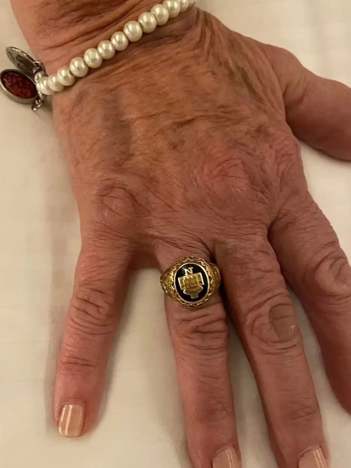 Ein Hobby-Schatzsucher entdeckt seinen Highschool-Ring aus dem Jahr 1966 am Strand von Kirkcaldy in Schottland
