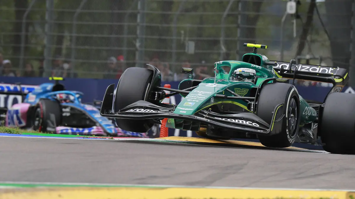  Formula 1 2022: Emilia Romagna GP AUTODROMO INTERNAZIONALE ENZO E DINO FERRARI, ITALY - APRIL 23: Sebastian Vettel, Aston Martin AMR22, leads Esteban Ocon, Alpine A522 during the Emilia Romagna GP at Autodromo Internazionale Enzo e Dino Ferrari on Saturday April 23, 2022 in imola, Italy. Photo by Steven Tee / LAT Images Images PUBLICATIONxINxGERxSUIxAUTxHUNxONLY GP2204_112527_1ST7114