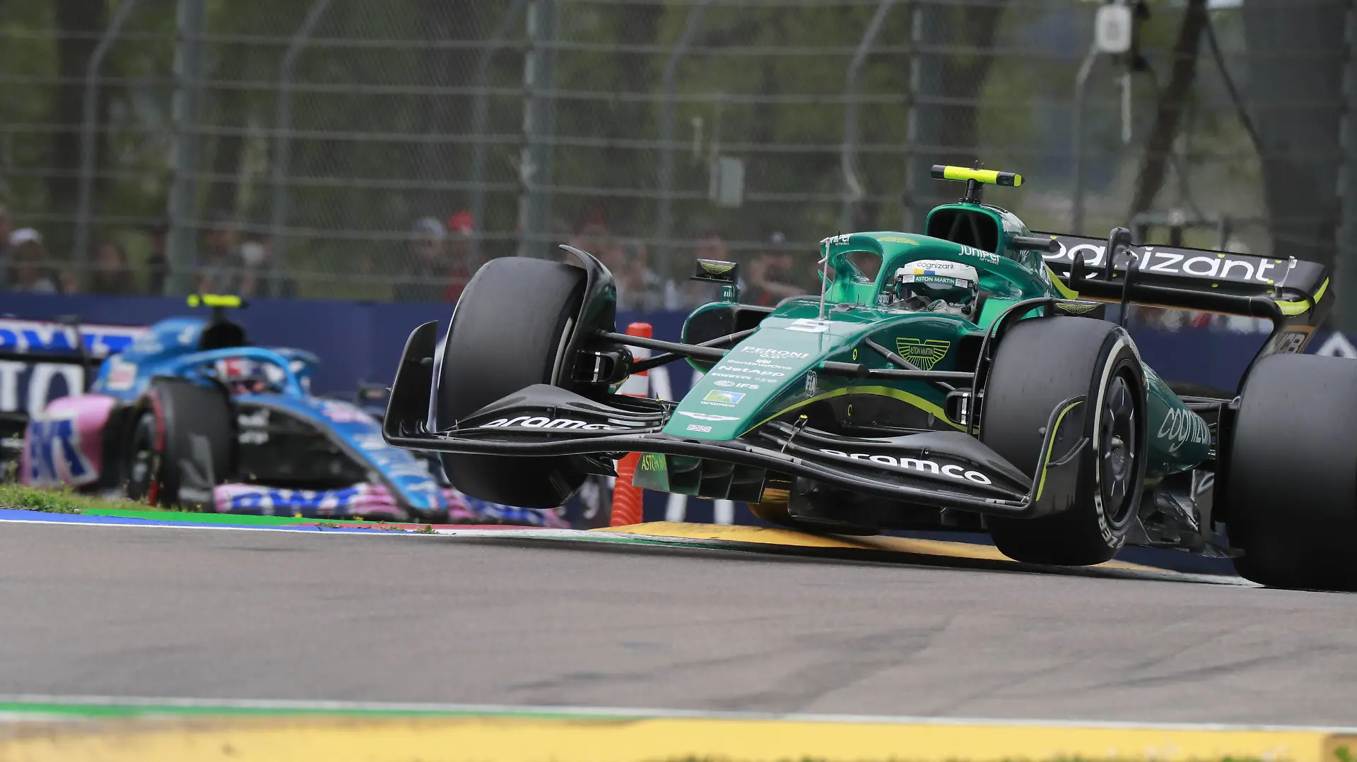  Formula 1 2022: Emilia Romagna GP AUTODROMO INTERNAZIONALE ENZO E DINO FERRARI, ITALY - APRIL 23: Sebastian Vettel, Aston Martin AMR22, leads Esteban Ocon, Alpine A522 during the Emilia Romagna GP at Autodromo Internazionale Enzo e Dino Ferrari on Saturday April 23, 2022 in imola, Italy. Photo by Steven Tee / LAT Images Images PUBLICATIONxINxGERxSUIxAUTxHUNxONLY GP2204_112527_1ST7114