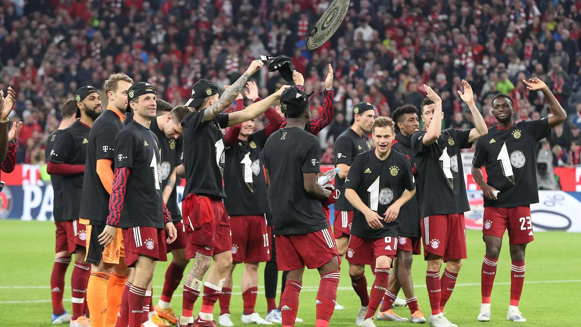  Jubel zur Deutschen Meisterschaft 2021/2022, Thomas Mueller 25 FC Bayern Muenchen, Joshua Kimmich 6 FC Bayern Muenchen, Robert Lewandowski 9 FC Bayern Muenchen, Tanguy Nianzou 23 FC Bayern Muenchen, FC Bayern Muenchen vs. Borussia Dortmund, Fussball, 1. Bundesliga, 31. Spieltag, 23.04.2022 DFB regulations prohibit any use of photographs as image sequences and/or quasi-video Muenchen Bayern Deutschland *** Jubel zur Deutschen Meisterschaft 2021 2022, Thomas Mueller 25 FC Bayern Muenchen , Joshua Kimmich 6 FC Bayern Muenchen , Robert Lewandowski 9 FC Bayern Muenchen , Tanguy Nianzou 23 FC Bayern Muenchen , FC Bayern Muenchen vs Borussia Dortmund, Football, 1 Bundesliga, 31 Spieltag, 23 04 2022 DFB regulations prohibit any use of photographs as image sequences and or quasi video Muenchen Bayern Deutschland Copyright: xkolbert-press/ChristianxKolbertx