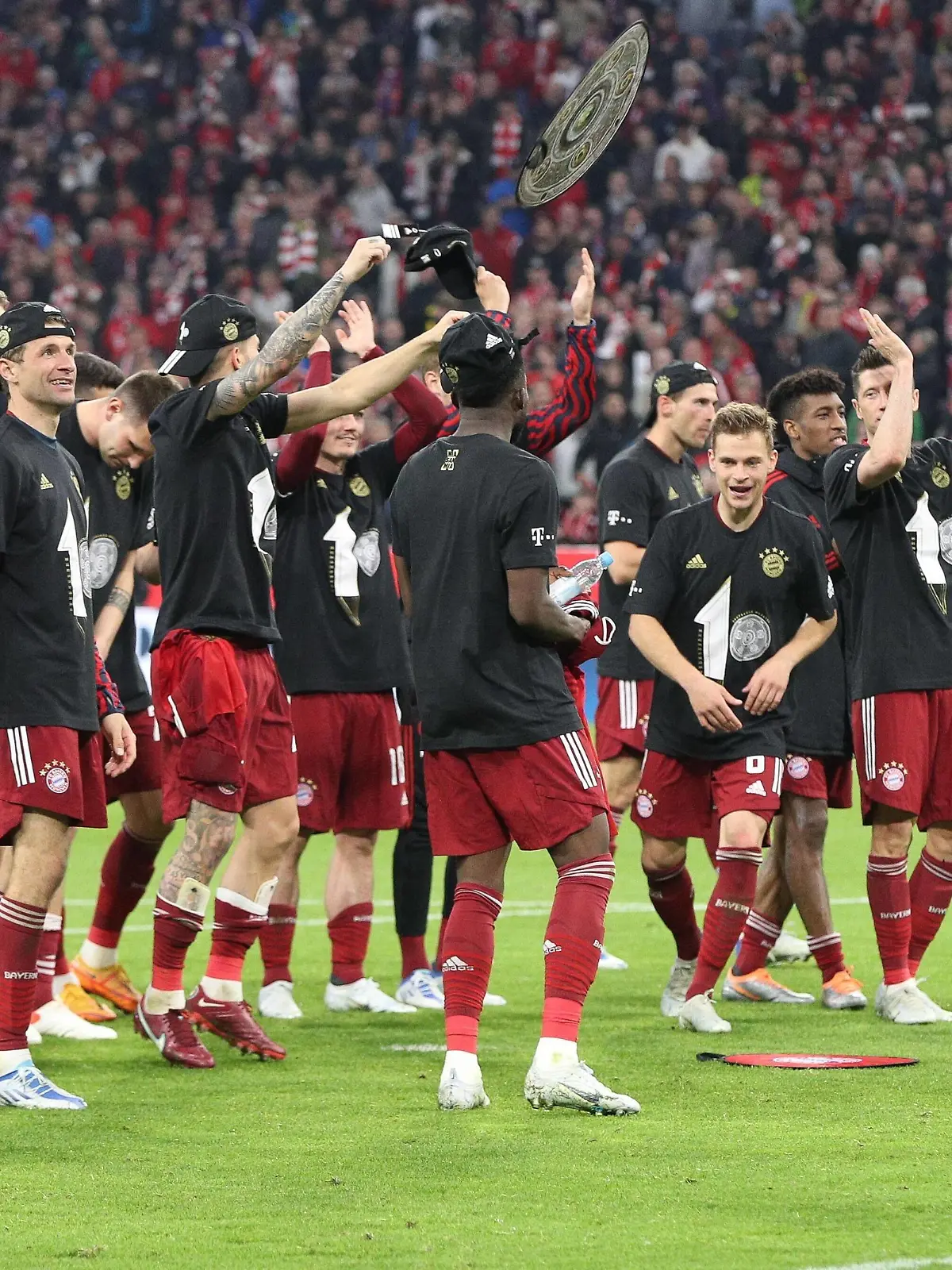  Jubel zur Deutschen Meisterschaft 2021/2022, Thomas Mueller 25 FC Bayern Muenchen, Joshua Kimmich 6 FC Bayern Muenchen, Robert Lewandowski 9 FC Bayern Muenchen, Tanguy Nianzou 23 FC Bayern Muenchen, FC Bayern Muenchen vs. Borussia Dortmund, Fussball, 1. Bundesliga, 31. Spieltag, 23.04.2022 DFB regulations prohibit any use of photographs as image sequences and/or quasi-video Muenchen Bayern Deutschland *** Jubel zur Deutschen Meisterschaft 2021 2022, Thomas Mueller 25 FC Bayern Muenchen , Joshua Kimmich 6 FC Bayern Muenchen , Robert Lewandowski 9 FC Bayern Muenchen , Tanguy Nianzou 23 FC Bayern Muenchen , FC Bayern Muenchen vs Borussia Dortmund, Football, 1 Bundesliga, 31 Spieltag, 23 04 2022 DFB regulations prohibit any use of photographs as image sequences and or quasi video Muenchen Bayern Deutschland Copyright: xkolbert-press/ChristianxKolbertx