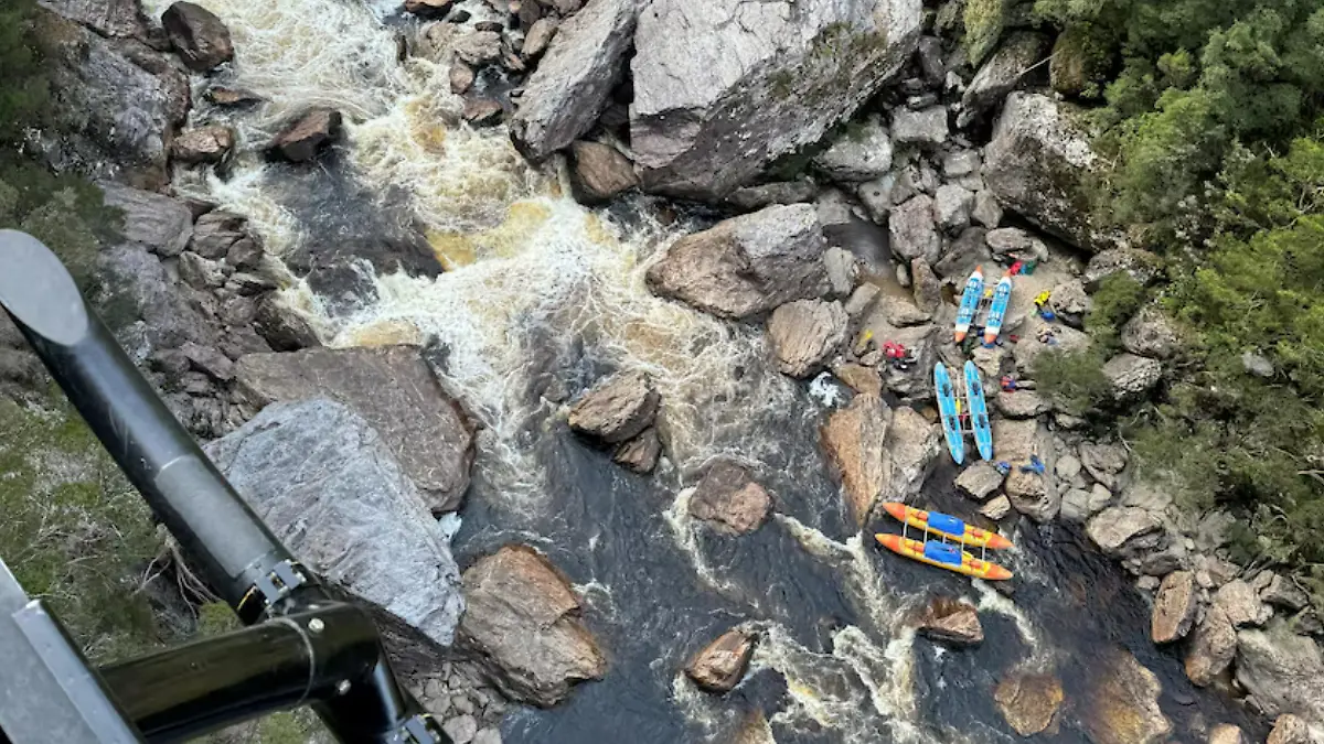 Luftaufnahme der Rettungsaktion an einem Fluss. 