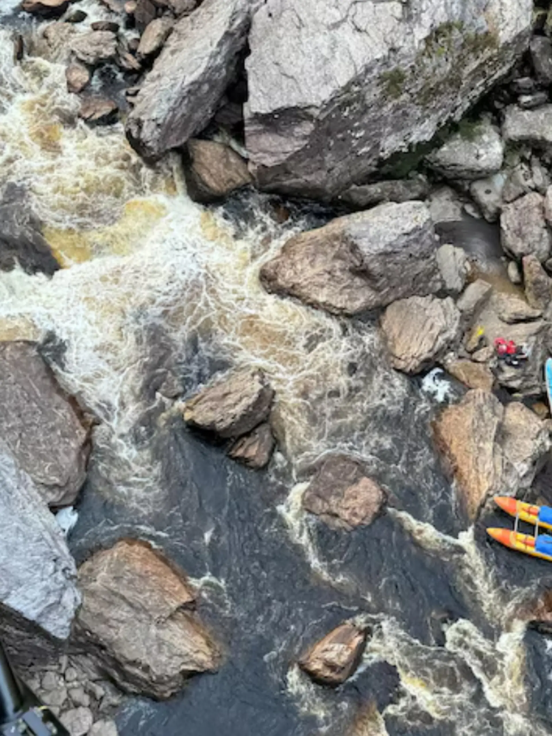 Luftaufnahme der Rettungsaktion an einem Fluss. 