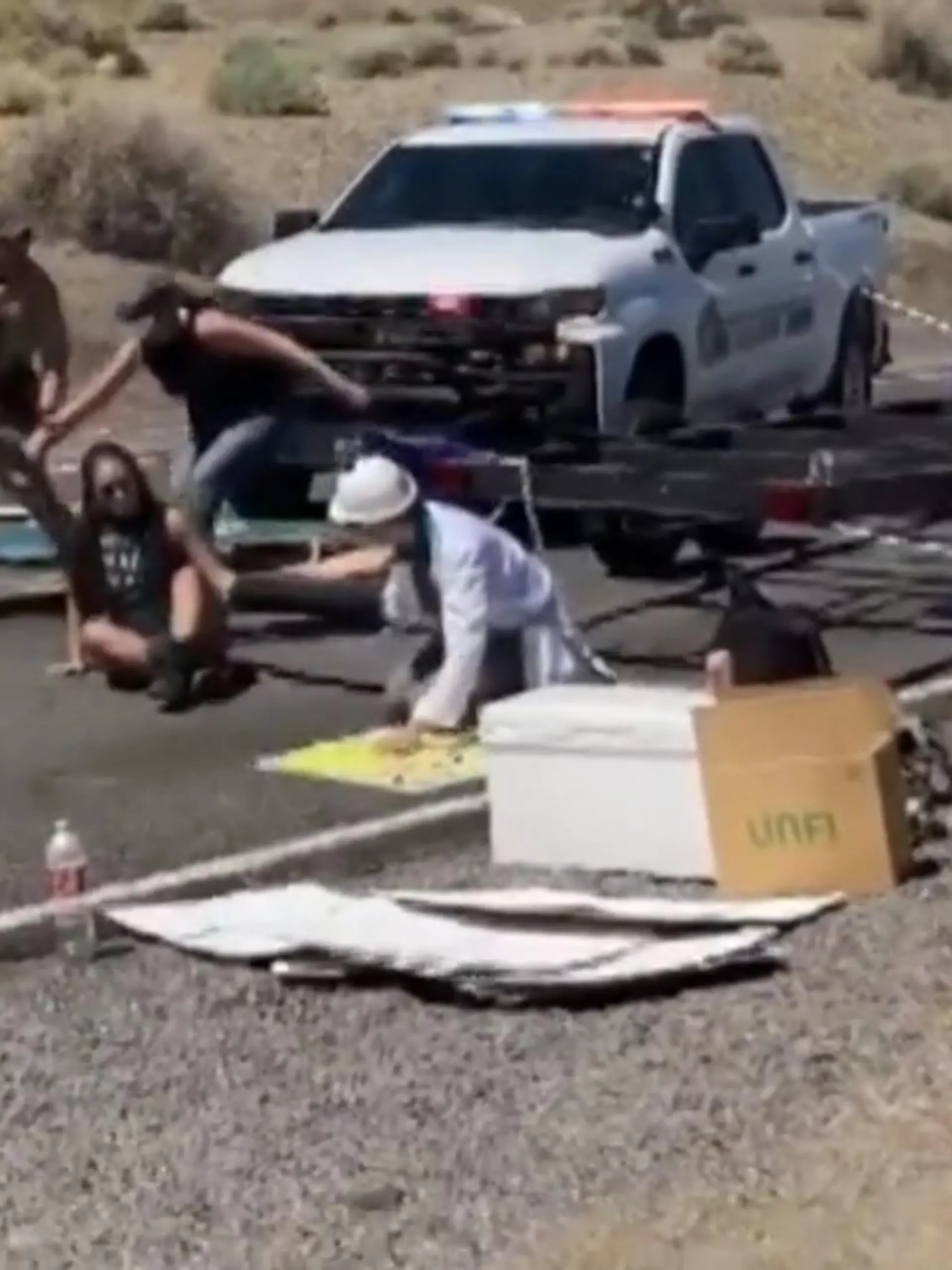 Im US-Bundesstaat Nevada haben Polizisten eine Straßenblockade von Klimademonstranten durchbrochen. Sie hatten die einzige Zufahrt zum weltberühmten „Burning Man"-Festival blockiert. Einer der Beamten zog sogar seine Waffe. Die Polizei rechtfertigt ihr hartes Durch-greifen inzwischen: Wütende Festivalteilnehmer, die in dem kilometerlangen Stau durch die Wüste festsaßen, hätten damit gedroht, selbst auf die Blockierer loszugehen.