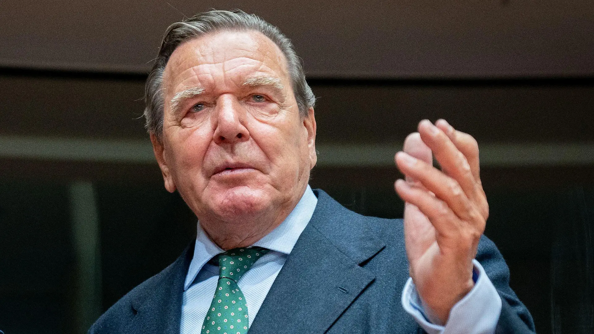 ARCHIV - 01.07.2020, Berlin: Gerhard Schröder (SPD), ehemaliger Bundeskanzler, zu Beginn einer Anhörung im Wirtschaftsausschuss des Bundestags zum Pipeline-Projekt Nord Stream 2 im Sitzungssaal. (zu dpa "Schröder bietet Vermittlung an - Rücktritt nur bei Gas-Stopp") Foto: Kay Nietfeld/dpa +++ dpa-Bildfunk +++