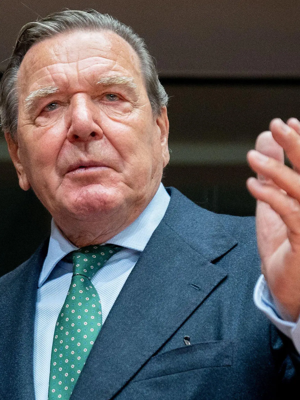 ARCHIV - 01.07.2020, Berlin: Gerhard Schröder (SPD), ehemaliger Bundeskanzler, zu Beginn einer Anhörung im Wirtschaftsausschuss des Bundestags zum Pipeline-Projekt Nord Stream 2 im Sitzungssaal. (zu dpa "Schröder bietet Vermittlung an - Rücktritt nur bei Gas-Stopp") Foto: Kay Nietfeld/dpa +++ dpa-Bildfunk +++