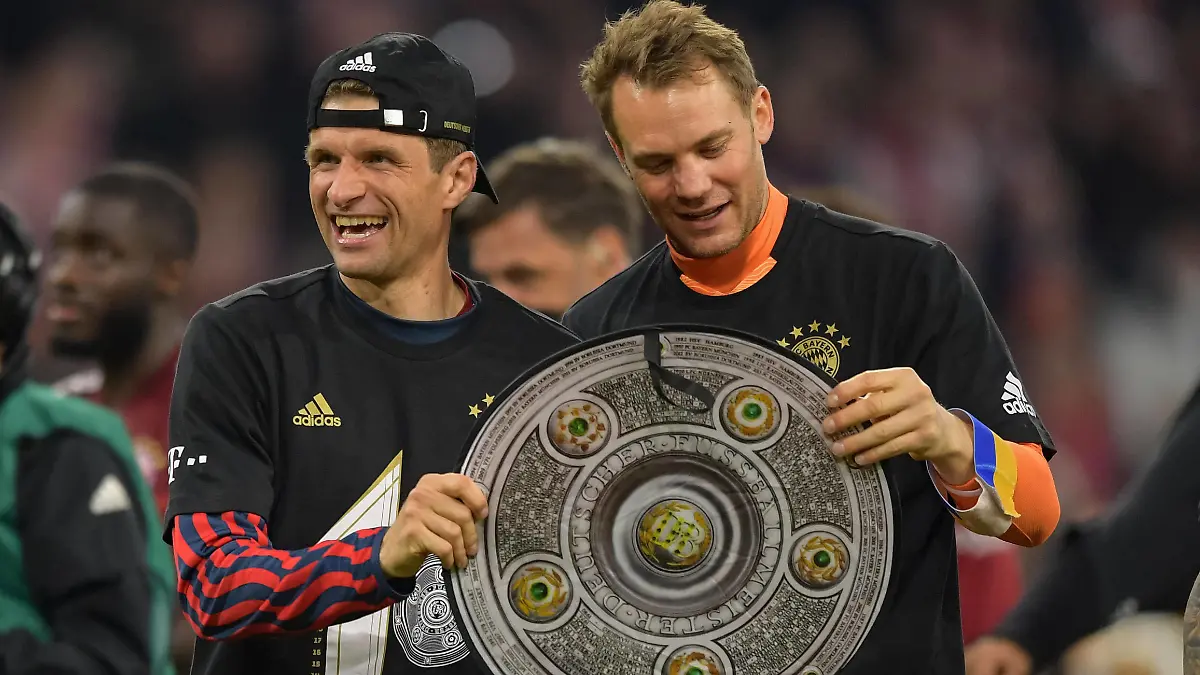  Fußball, 1. Bundesliga, 20220423, FC Bayern München - BV Borussia Dortmund. Im Bild Thomas MÜLLER Mueller Muller, FC Bayern München, 25 und Manuel NEUER FC Bayern München, 1 Meisterschale Pappe Jubel Sieg Meisterschaft. München Allianz Arena Bayern Deutschland *** Soccer, 1 Bundesliga, 20220423, FC Bayern München BV Borussia Dortmund In the picture Thomas MÜLLER Mueller Muller, FC Bayern München, 25 and Manuel NEUER FC Bayern München, 1 championship cup cardboard jubilation victory championship Munich Allianz Arena Bayern Germany Copyright: Passion2Press/MarkusxFischerx