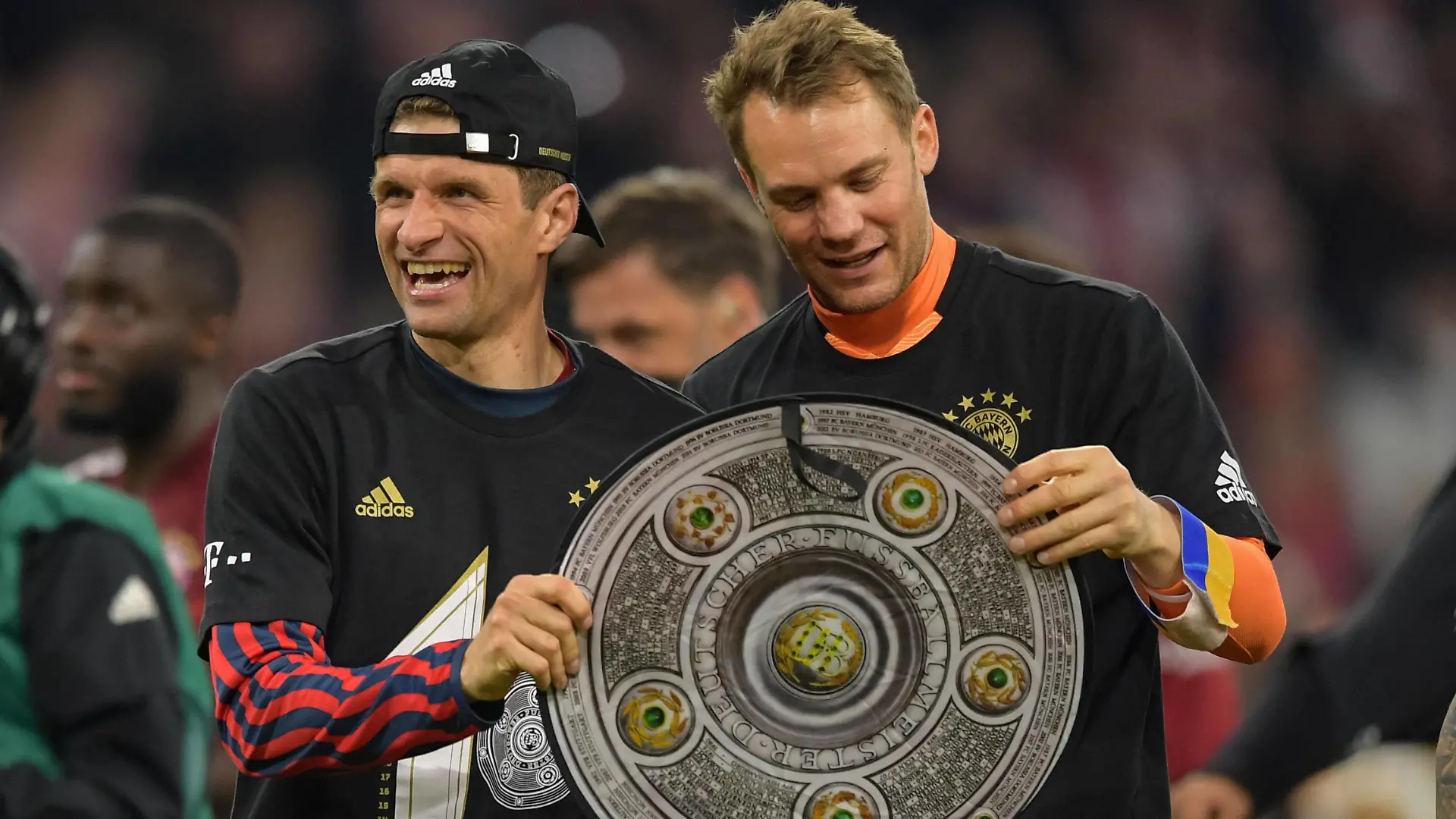  Fußball, 1. Bundesliga, 20220423, FC Bayern München - BV Borussia Dortmund. Im Bild Thomas MÜLLER Mueller Muller, FC Bayern München, 25 und Manuel NEUER FC Bayern München, 1 Meisterschale Pappe Jubel Sieg Meisterschaft. München Allianz Arena Bayern Deutschland *** Soccer, 1 Bundesliga, 20220423, FC Bayern München BV Borussia Dortmund In the picture Thomas MÜLLER Mueller Muller, FC Bayern München, 25 and Manuel NEUER FC Bayern München, 1 championship cup cardboard jubilation victory championship Munich Allianz Arena Bayern Germany Copyright: Passion2Press/MarkusxFischerx