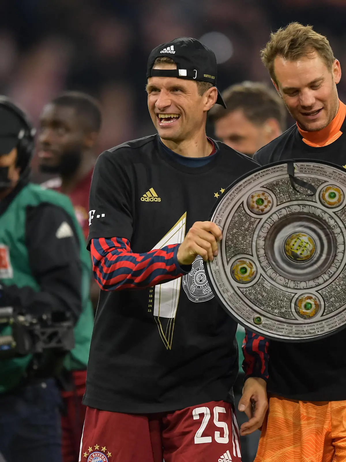  Fußball, 1. Bundesliga, 20220423, FC Bayern München - BV Borussia Dortmund. Im Bild Thomas MÜLLER Mueller Muller, FC Bayern München, 25 und Manuel NEUER FC Bayern München, 1 Meisterschale Pappe Jubel Sieg Meisterschaft. München Allianz Arena Bayern Deutschland *** Soccer, 1 Bundesliga, 20220423, FC Bayern München BV Borussia Dortmund In the picture Thomas MÜLLER Mueller Muller, FC Bayern München, 25 and Manuel NEUER FC Bayern München, 1 championship cup cardboard jubilation victory championship Munich Allianz Arena Bayern Germany Copyright: Passion2Press/MarkusxFischerx