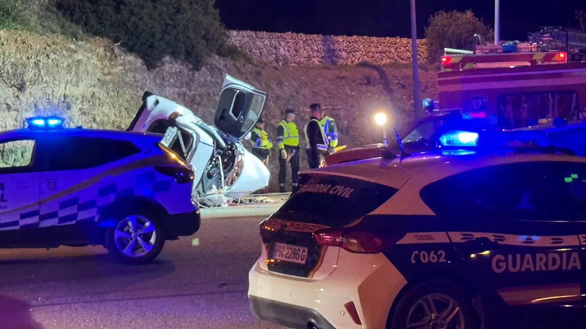 24.11.2024, Spanien, Mahón: Ein Auto liegt nach einem Unfall neben der Straße. Auf der spanischen Balearen-Insel Menorca sind Medienberichten zufolge sechs Menschen bei einem Autounfall ums Leben gekommen. Unter den Opfern seien zwei Erwachsene sowie vier Minderjährige im Alter zwischen 9 und 16 Jahren, schrieb das Online-Portal «Menorca al día» unter Berufung auf den Rettungsdienst. Foto: Tolo Mercadal/dpa +++ dpa-Bildfunk +++