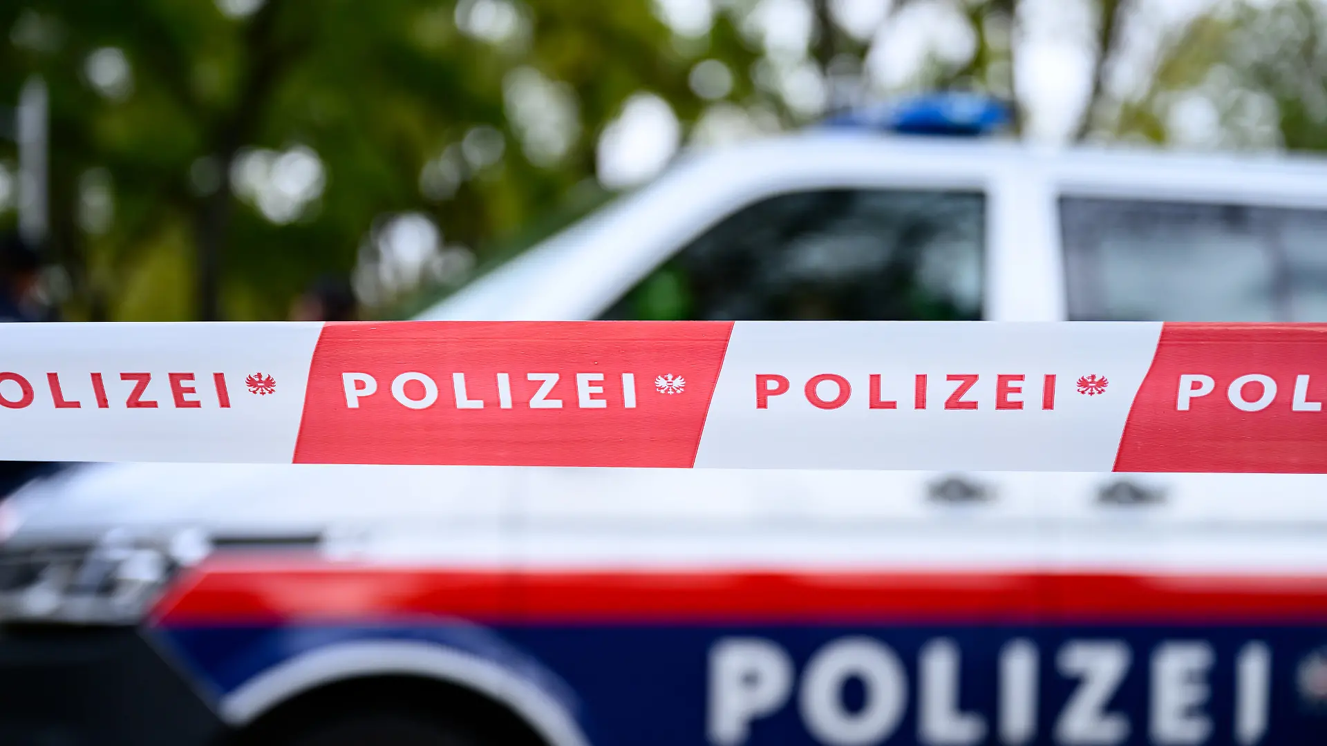 Polizeiwagen mit Absperrband