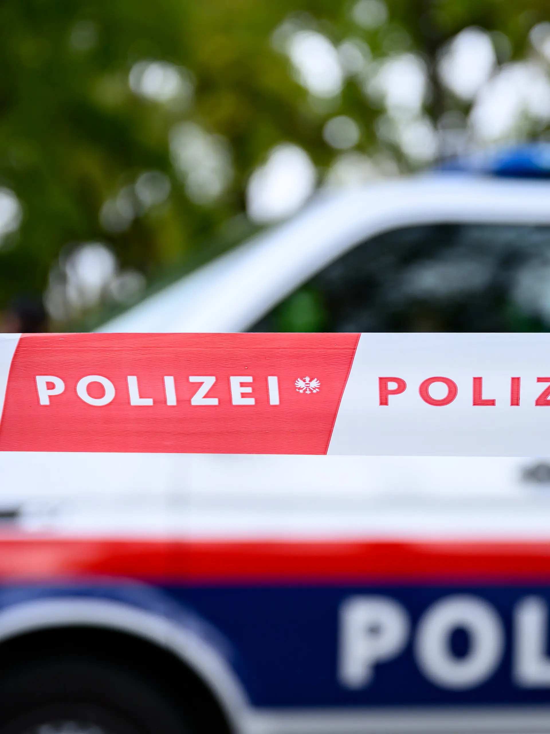 Polizeiwagen mit Absperrband 
