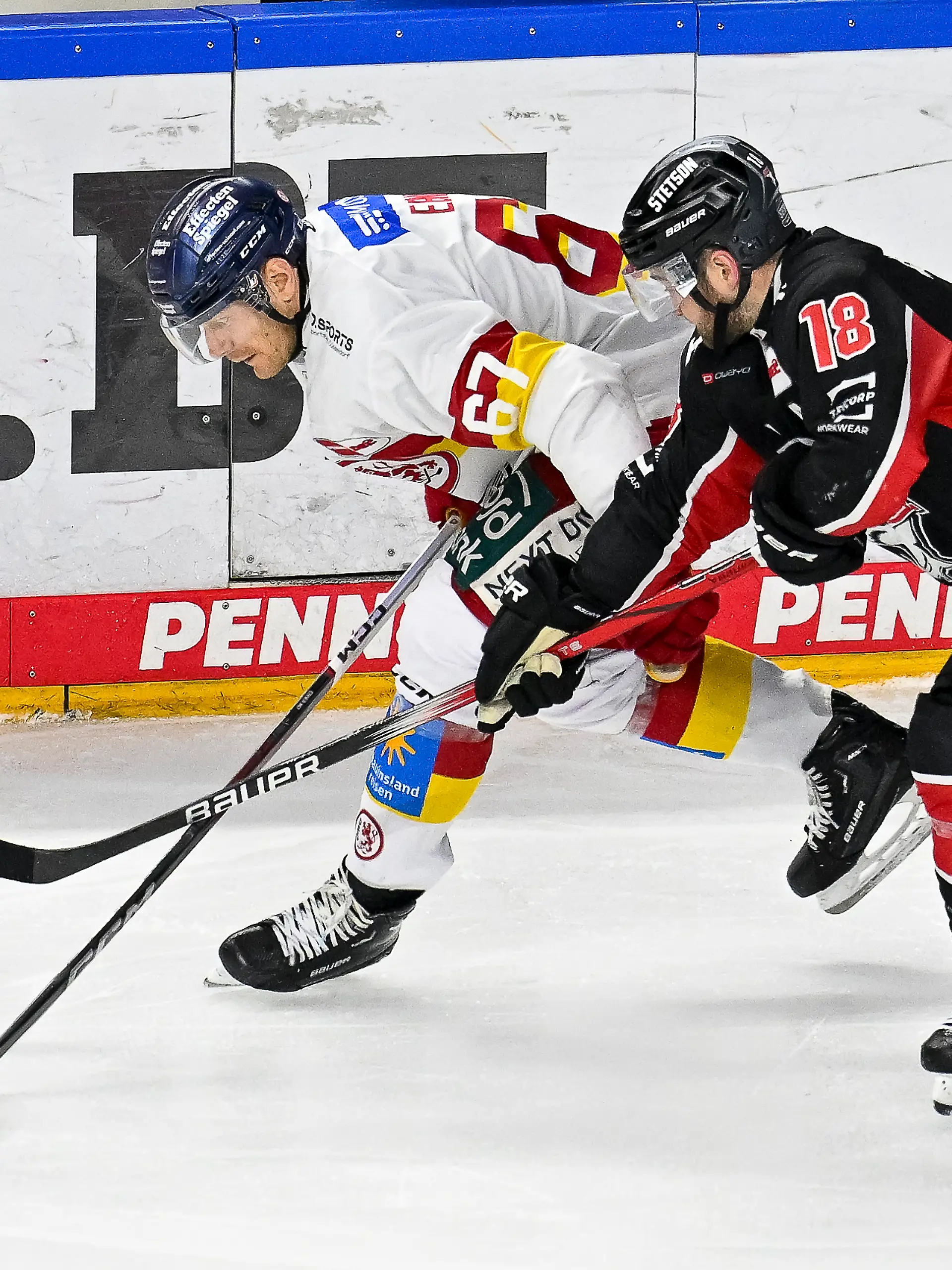Kölns Josh Currie (Nr.18) im Duell mit Düsseldorfs Bernhard Ebner (Nr.67).