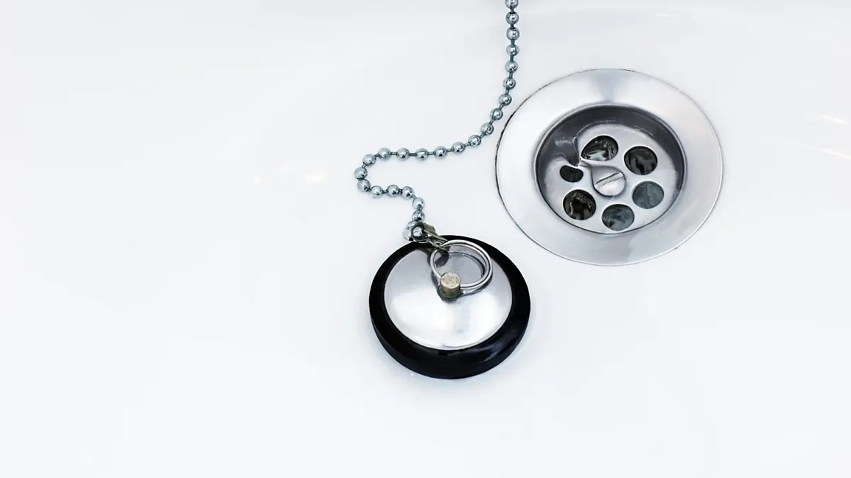Social Media-Trend: Gefährlicher Putz-Hack kann zu Wasserschäden führen.