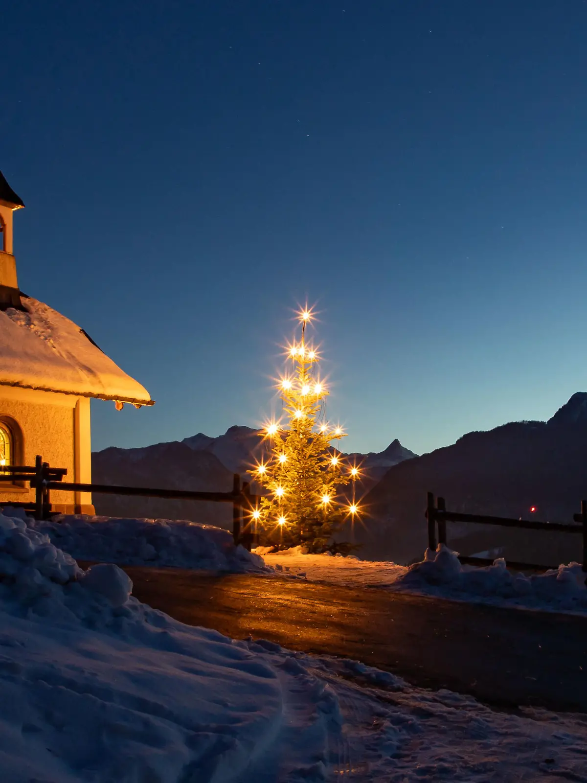Deutschland, Bayern, Berchtesgaden, Rupertiwinkel, Berchtesgadener Land, Watzmann, Kirchleitn Kapelle, Kirchleitenkapelle, Kapelle der Seligpreisungen, Wahrzeichen, Weihnachten, weihnachtlich, Weihnachtsbaum, Christbaum, Dämmerung, Lichter, Stimmung, beleuchtet, Blaue Stunnde, Ponnzenzenbilchl, Schnee, Winter, beleuchtet
7.12.2023 / 071223