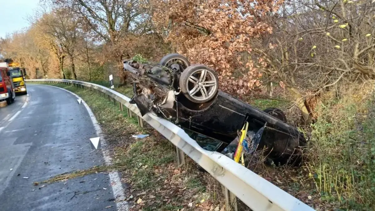 Von dem Auto ist nach dem Unfall kaum noch etwas übrig.