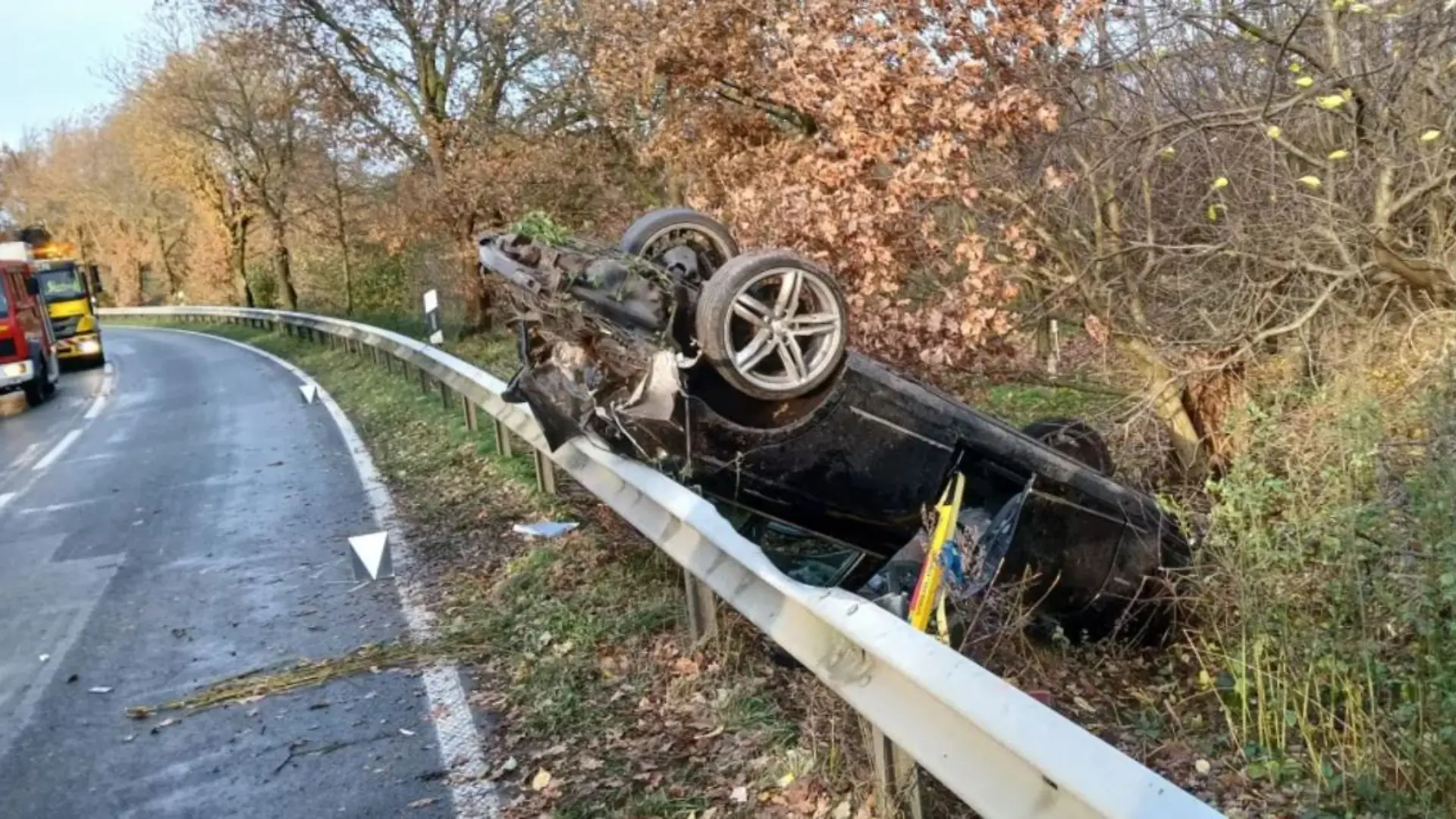 Von dem Auto ist nach dem Unfall kaum noch etwas übrig.