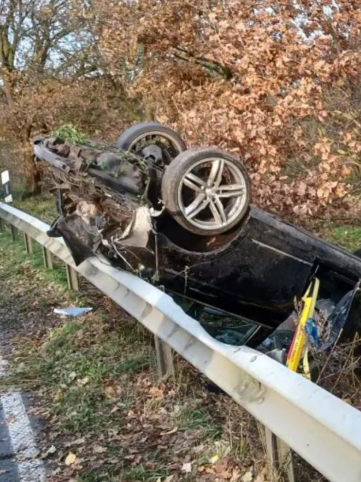 Von dem Auto ist nach dem Unfall kaum noch etwas übrig.