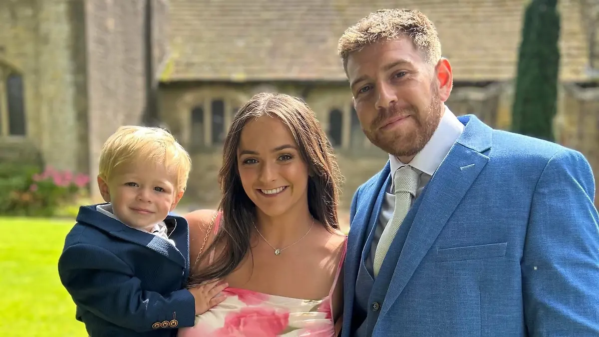 Amelia, Nathan und Söhnchen Noah. Sie haben geheiratet, ein Tag später ist Nathan gestorben.