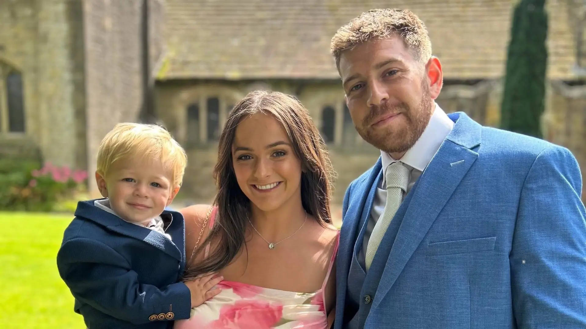 Amelia, Nathan und Söhnchen Noah. Sie haben geheiratet, ein Tag später ist Nathan gestorben.