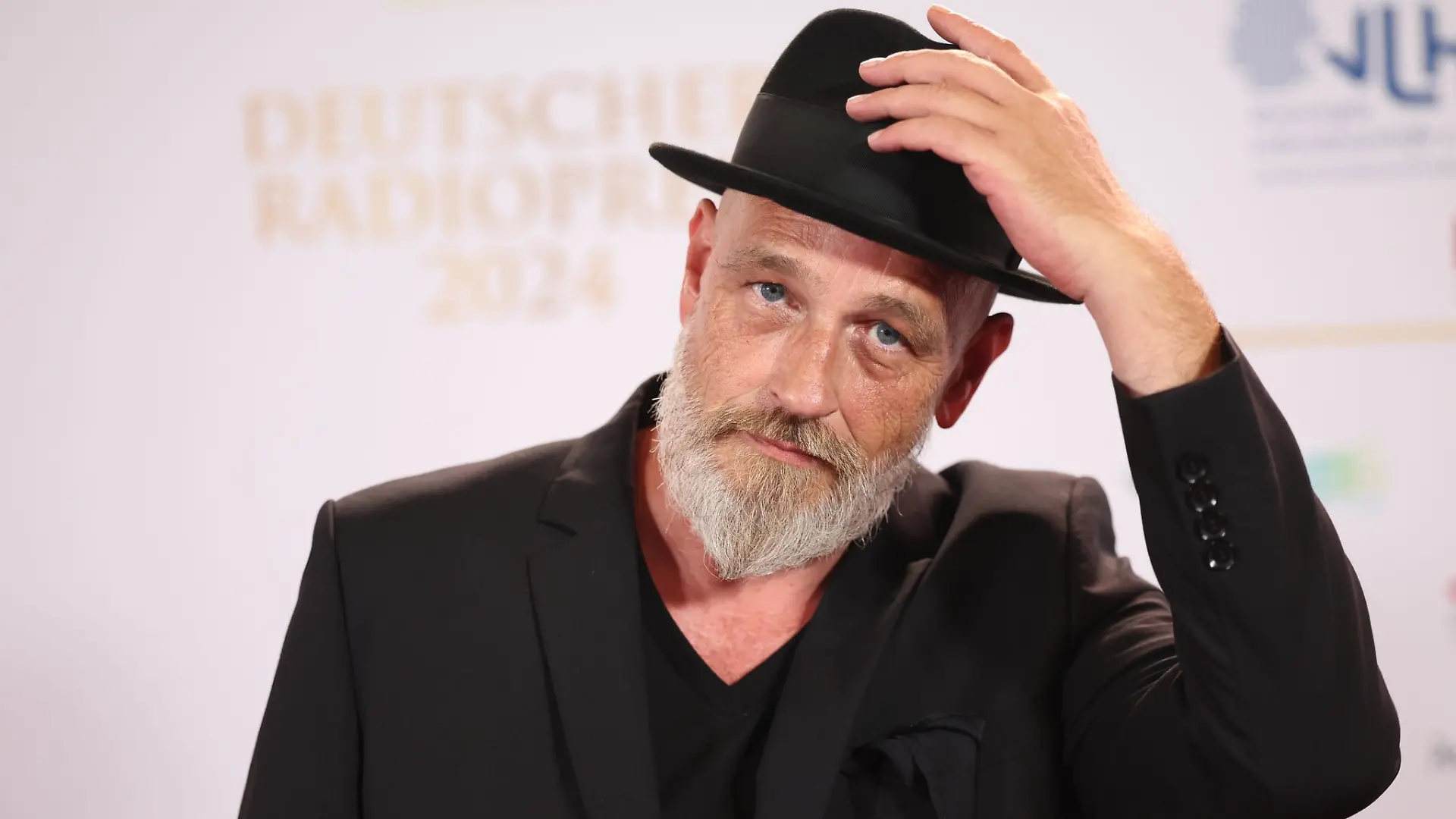 Bei seinen Autritten ist die schwarze Mütze sein Markenzeichen, privat trägt er häufig Hut: Torsten Sträter - Hutträger des Jahres 2024. (Archivfoto)
