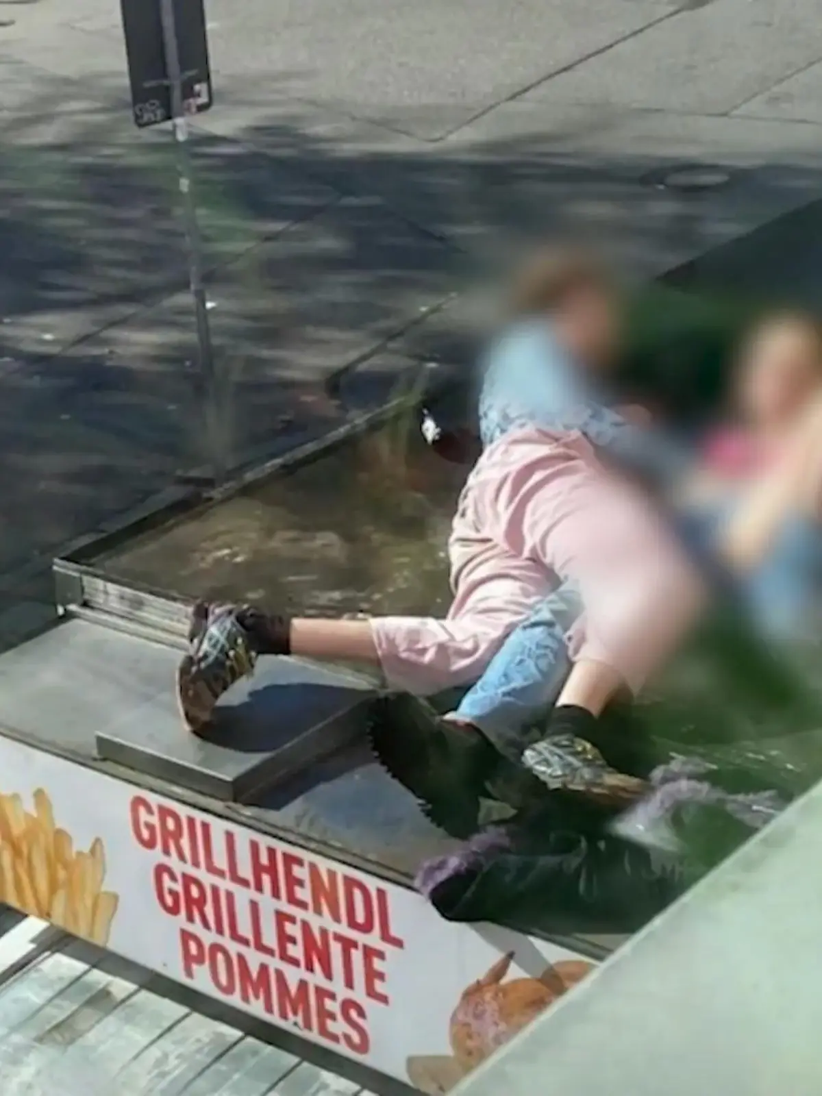 Bild zu: "Nicht gut zu vögeln! Paar vergnügt sich auf Hähnchenwagen "