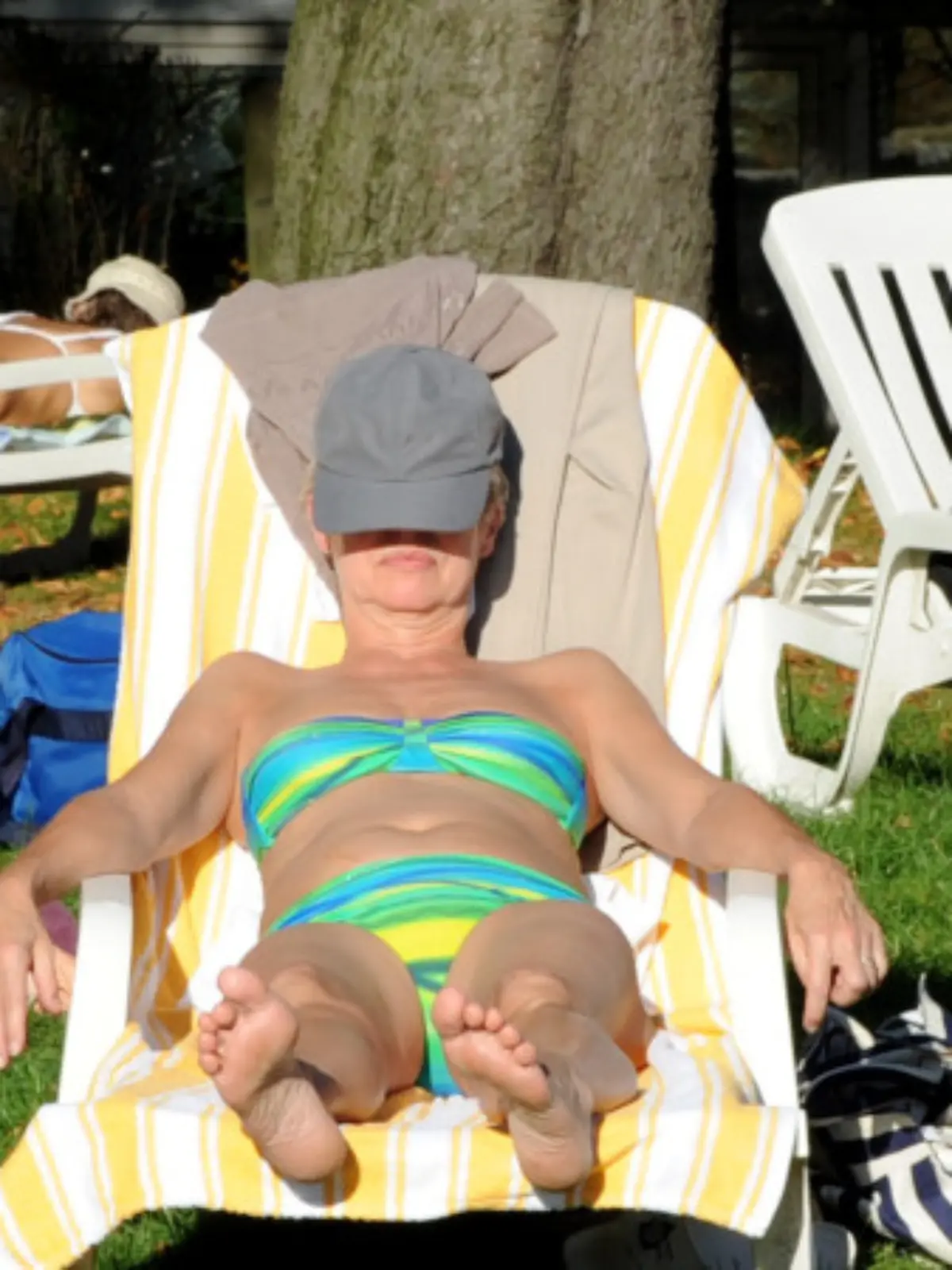 Eine Frau liegt am Donnerstag(29.09.2011) in Hamburg in einem Freibad auf einer Liege und genießt das Wetter. Viel Sonnenschein und Temperaturen um 23 Grad gibt es laut den Meteorologen am Wochenende im Norden. Foto: Daniel Bockwoldt dpa/lno (zu dpa-Umfrage "Ein Hoch auf den Spätsommer im Norden" vom 29.09.2011)  +++(c) dpa - Bildfunk+++