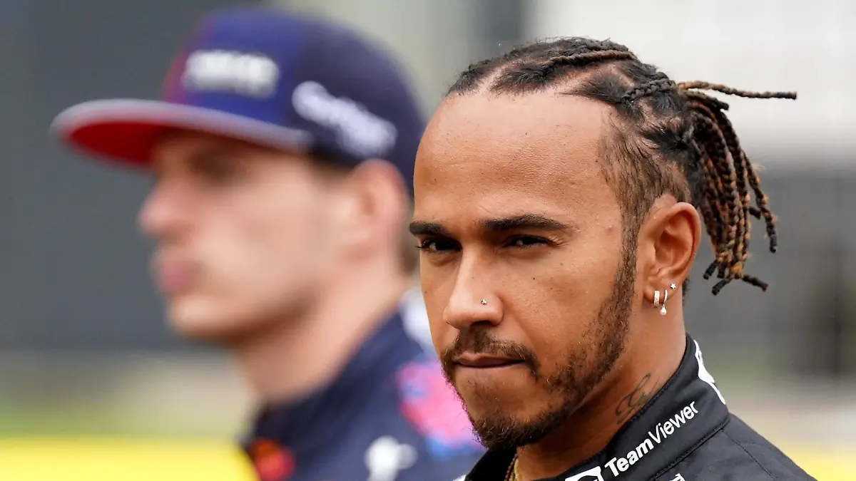 ARCHIV - 15.07.2021, Großbritannien, Silverstone: Lewis Hamilton aus Großbritannien vom Team Mercedes (r) und Max Verstappen aus den Niederlanden vom Team Red Bull stehen im Fahrerlager vor dem Großen Preis von Großbritannien auf dem Silverstone Circuit. (zu dpa «Hamilton vor Formel-1-Finale gelassen: Vorteil trotz Rückstands?») Foto: Tim Goode/PA Wire/dpa +++ dpa-Bildfunk +++