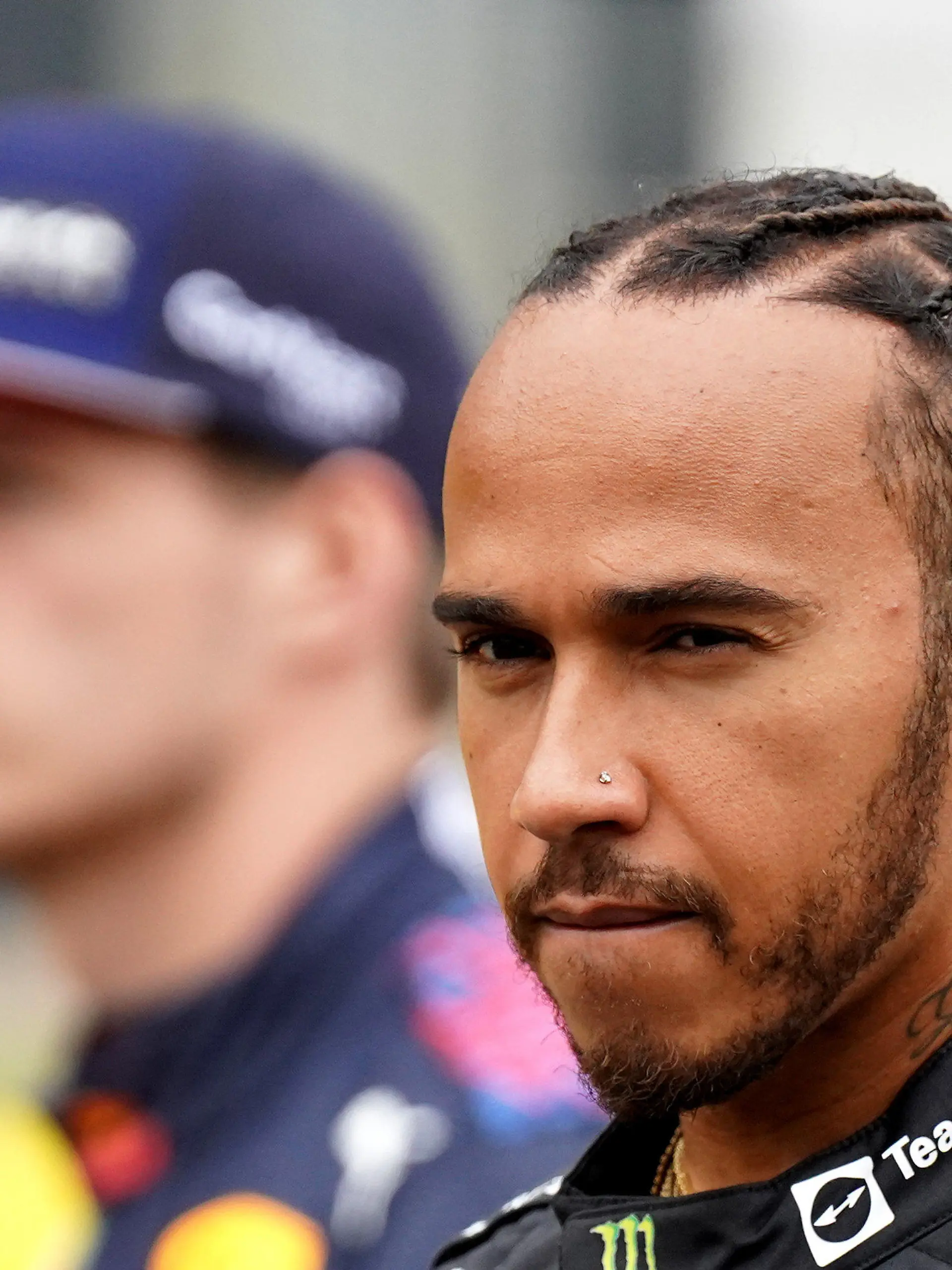 ARCHIV - 15.07.2021, Großbritannien, Silverstone: Lewis Hamilton aus Großbritannien vom Team Mercedes (r) und Max Verstappen aus den Niederlanden vom Team Red Bull stehen im Fahrerlager vor dem Großen Preis von Großbritannien auf dem Silverstone Circuit. (zu dpa «Hamilton vor Formel-1-Finale gelassen: Vorteil trotz Rückstands?») Foto: Tim Goode/PA Wire/dpa +++ dpa-Bildfunk +++