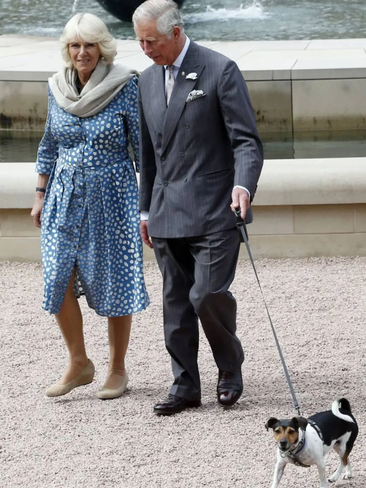 Königin Camilla und König Charles beim Gassigehen. 