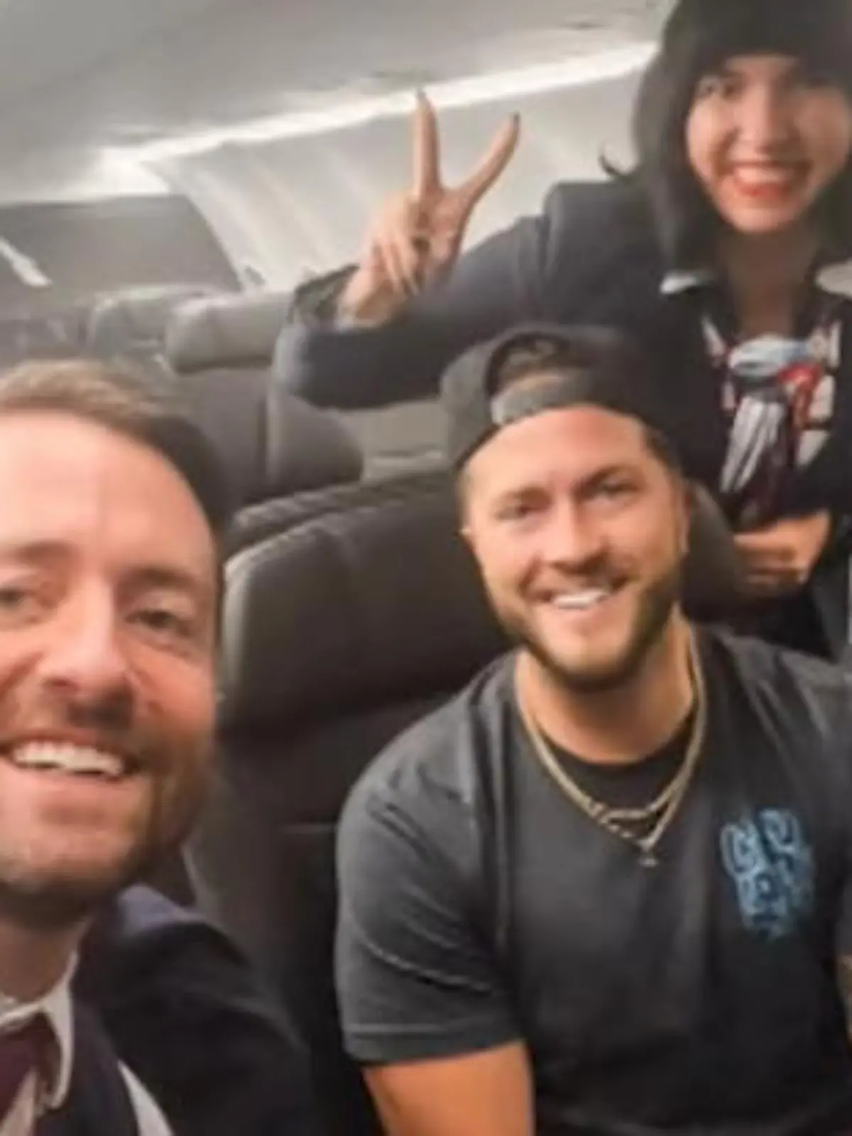 Phil Stringers Flug verspätet sich um 18 Stunden, als er dann wieder zum Gate kommt ist er der einzige Fluggast. Während dem Flug bekommt er ein rund-um Paket vom Bordpersonal, sie sorgen für Showeinlagen und bedienen ihn mit Snacks und Getränken. Obwohl er der einzige Fluggast ist, wird sein Koffer dann nach dem 2 stündigen Flug kurzzeitig vermisst - kann aber zum Glück wieder gefunden werden.