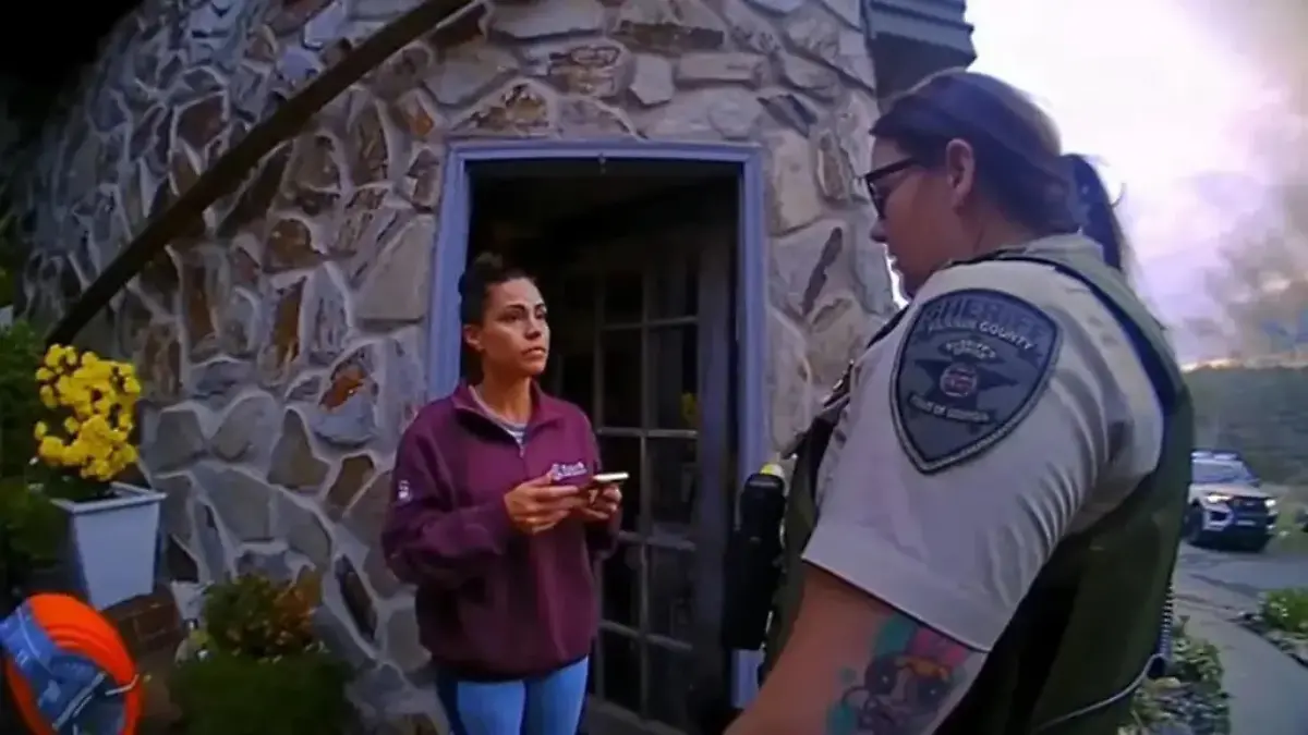 Die vierfache Mutter wird vor den Augen ihrer Kinder von der Polizei überrascht und verhaftet.