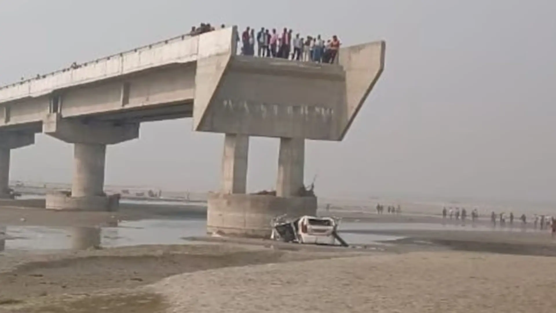 In Indien sterben drei Menschen, weil das Navi ihr Auto auf eine unvollendete Brücke führte.