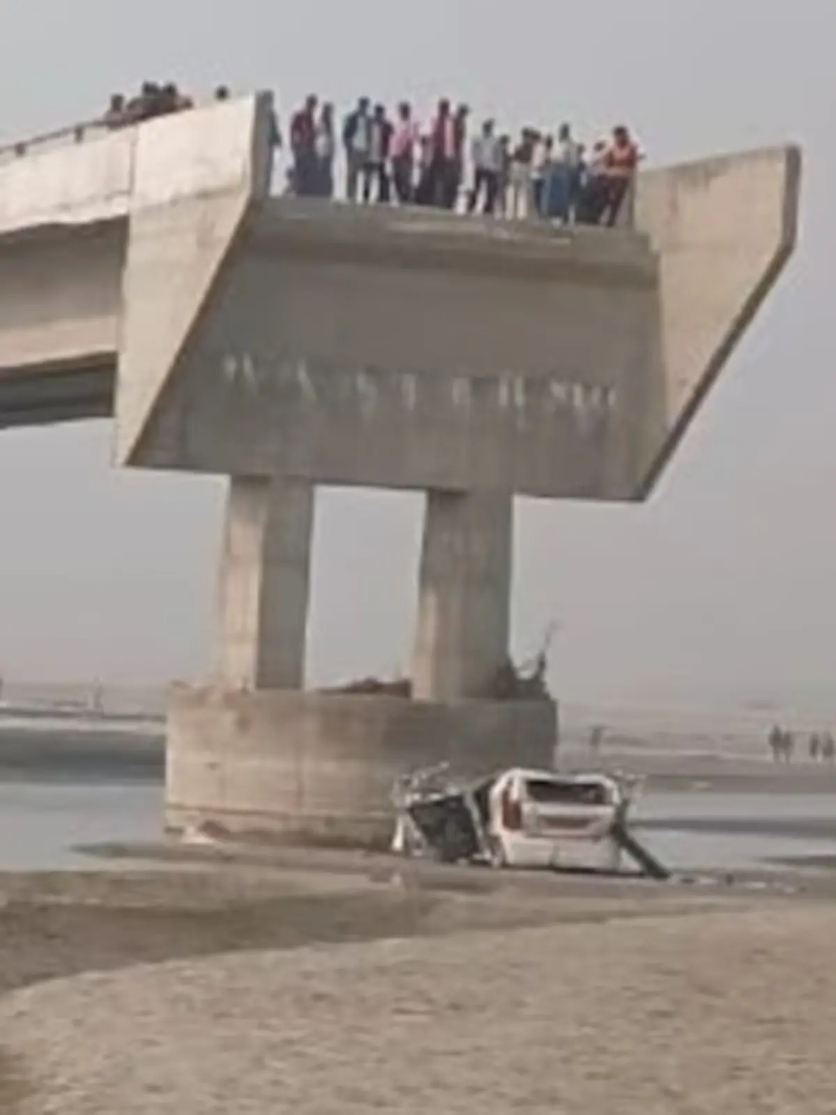 In Indien sterben drei Menschen, weil das Navi ihr Auto auf eine unvollendete Brücke führte.