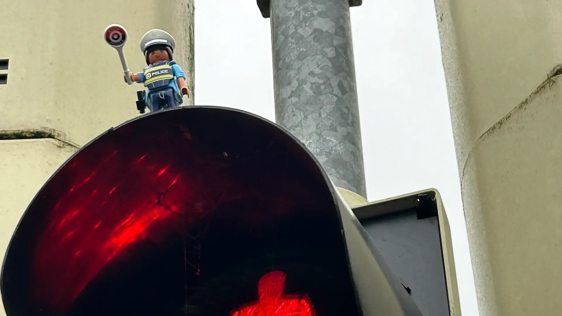 Auf einer Ampeln in Wildeshausen steht ein Polizei-Männchen.