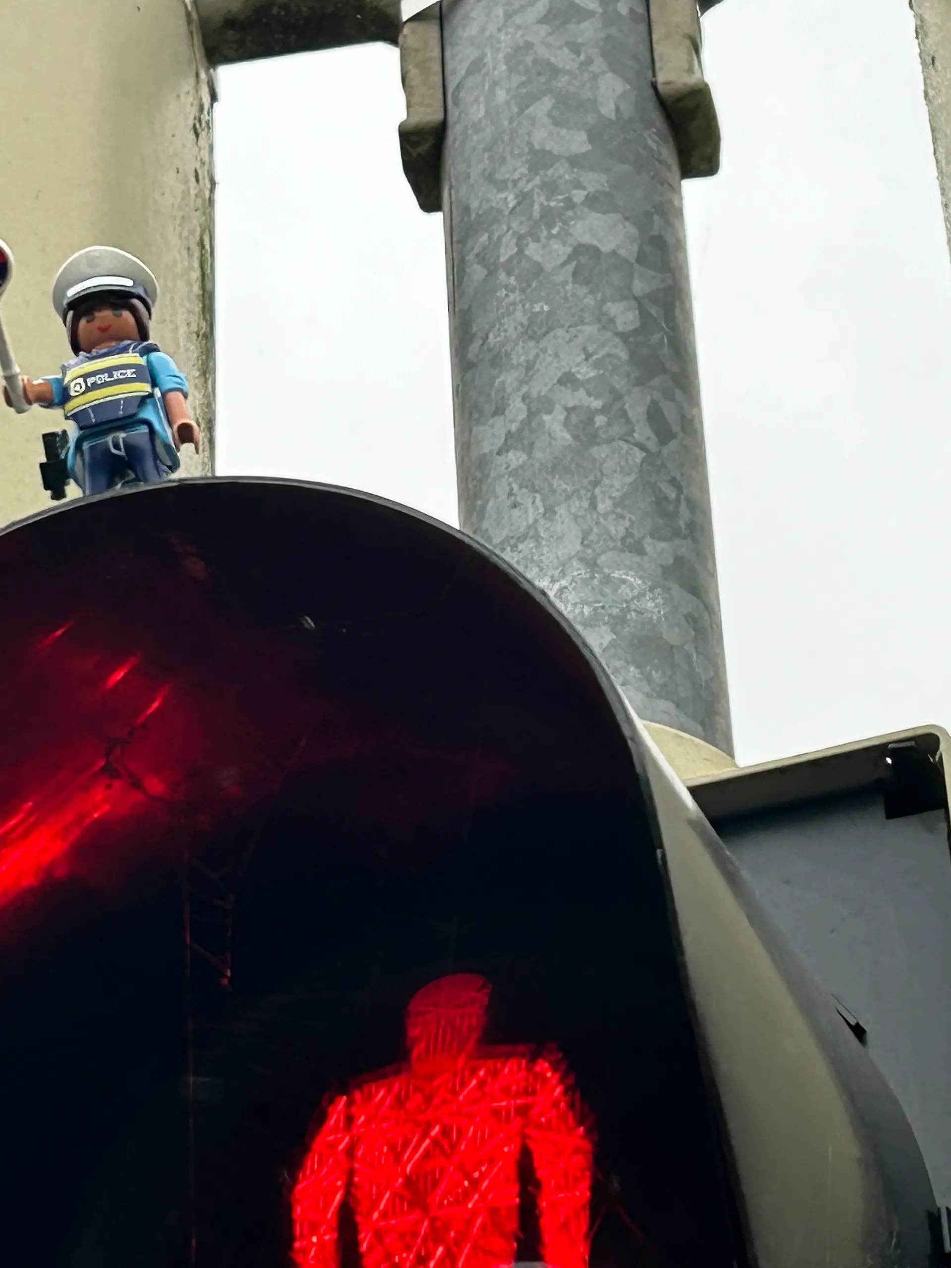 Auf einer Ampeln in Wildeshausen steht ein Polizei-Männchen. 