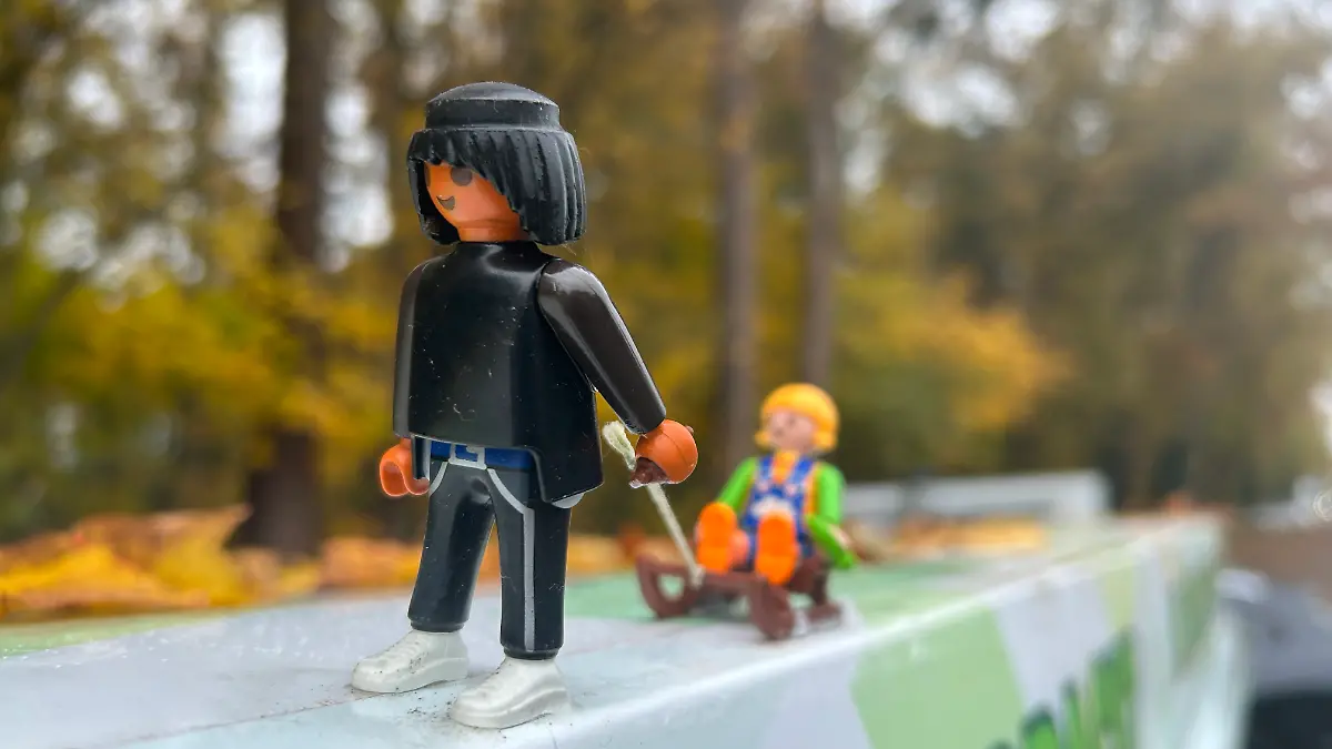 Immer wieder entdecken die Bewohnerinnen und Bewohner von Wildeshausen neue Playmobil-Figuren in ihrer Stadt.