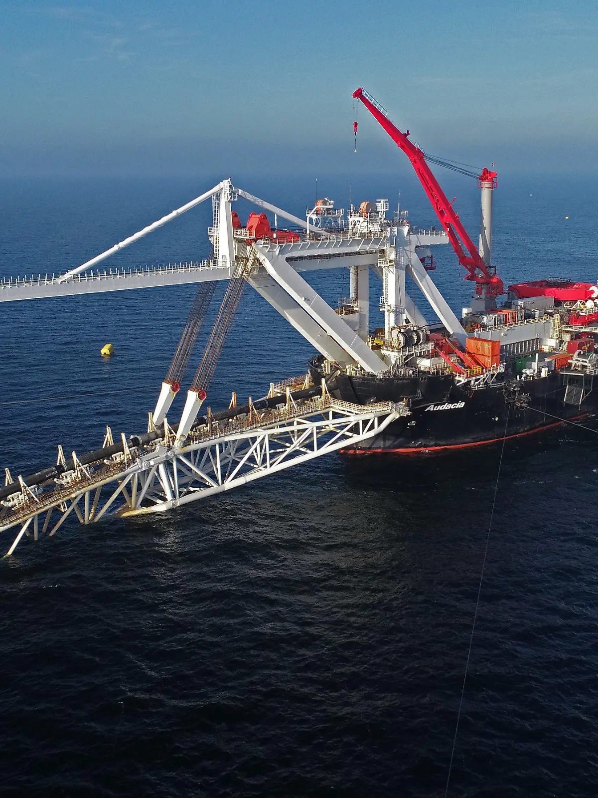 ARCHIV - 15.11.2018, Mecklenburg-Vorpommern, Laage: Das Verlegeschiff "Audacia" des Offshore-Dienstleisters Allseas verlegt in der Ostsee vor der Insel Rügen Rohre für die Gaspipeline Nord Stream 2. (zu "Maas erhöht Druck auf Moskau im Fall Nawalny") Foto: Bernd Wüstneck/dpa +++ dpa-Bildfunk +++