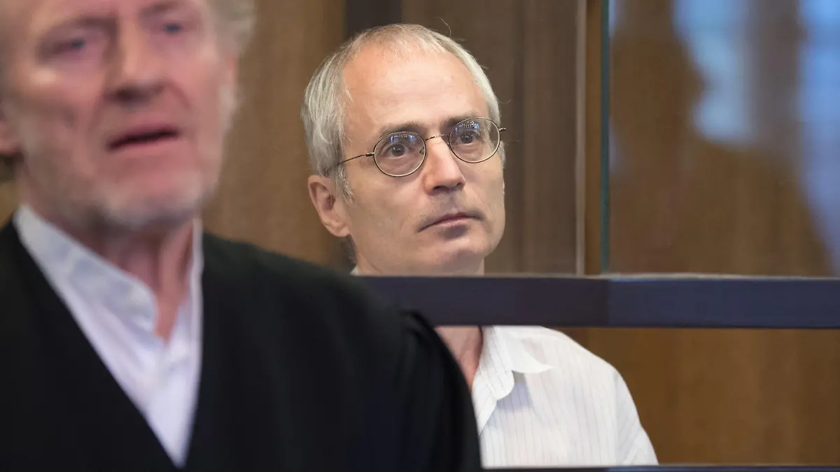 ARCHIV - 08.07.2020, Berlin: Der Angeklagte Gregor S. (r) und sein Verteidiger Eckart Wähner stehen bei der Fortsetzung des Prozesses um die tödliche Messerattacke gegen den Berliner Chefarzt Fritz von Weizsäcker. (zu "Fritz von Weizsäcker erstochen - Revision gegen Mord-Urteil eingelegt") Foto: Jörg Carstensen/dpa +++ dpa-Bildfunk +++