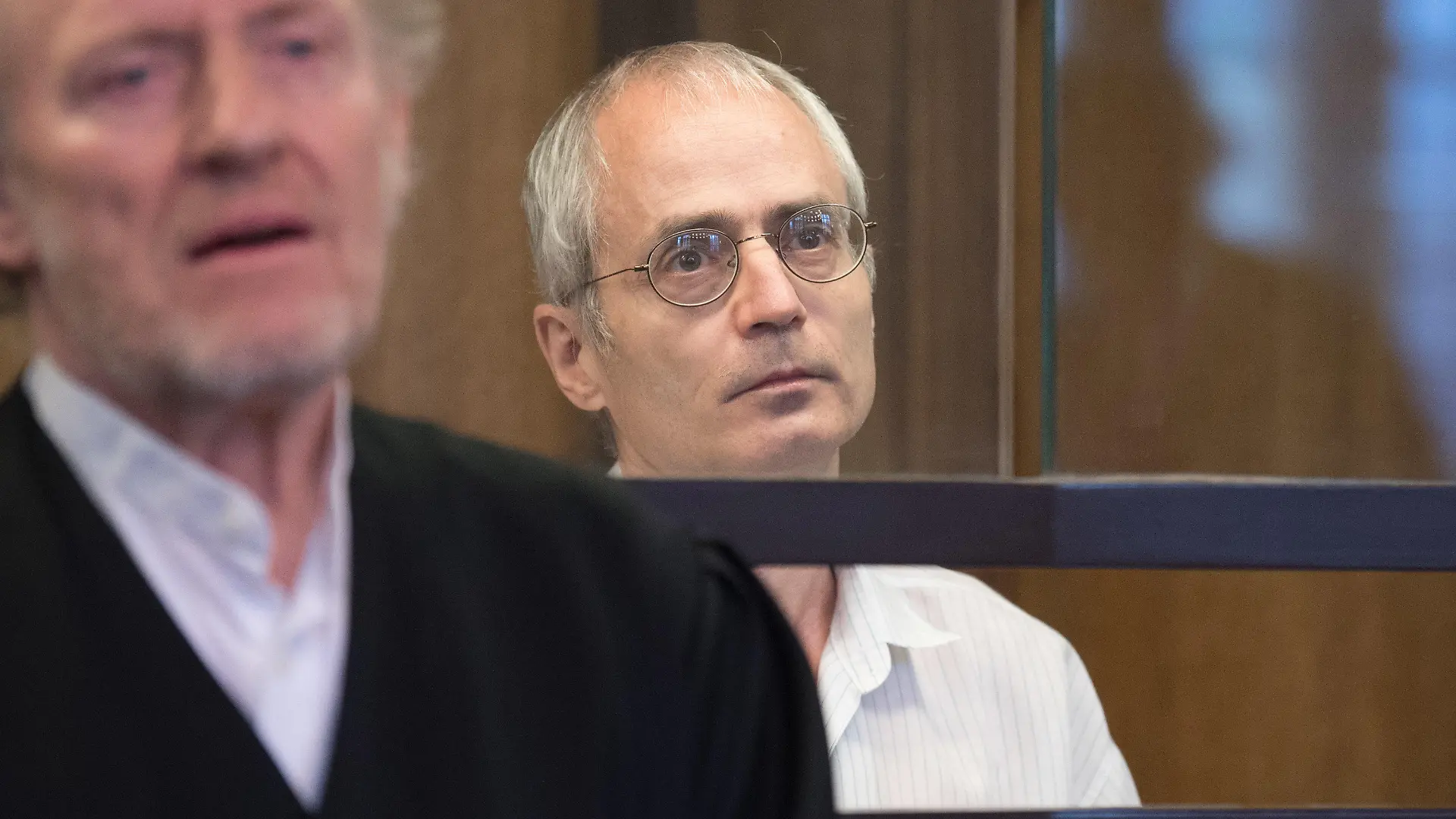 ARCHIV - 08.07.2020, Berlin: Der Angeklagte Gregor S. (r) und sein Verteidiger Eckart Wähner stehen bei der Fortsetzung des Prozesses um die tödliche Messerattacke gegen den Berliner Chefarzt Fritz von Weizsäcker. (zu "Fritz von Weizsäcker erstochen - Revision gegen Mord-Urteil eingelegt") Foto: Jörg Carstensen/dpa +++ dpa-Bildfunk +++