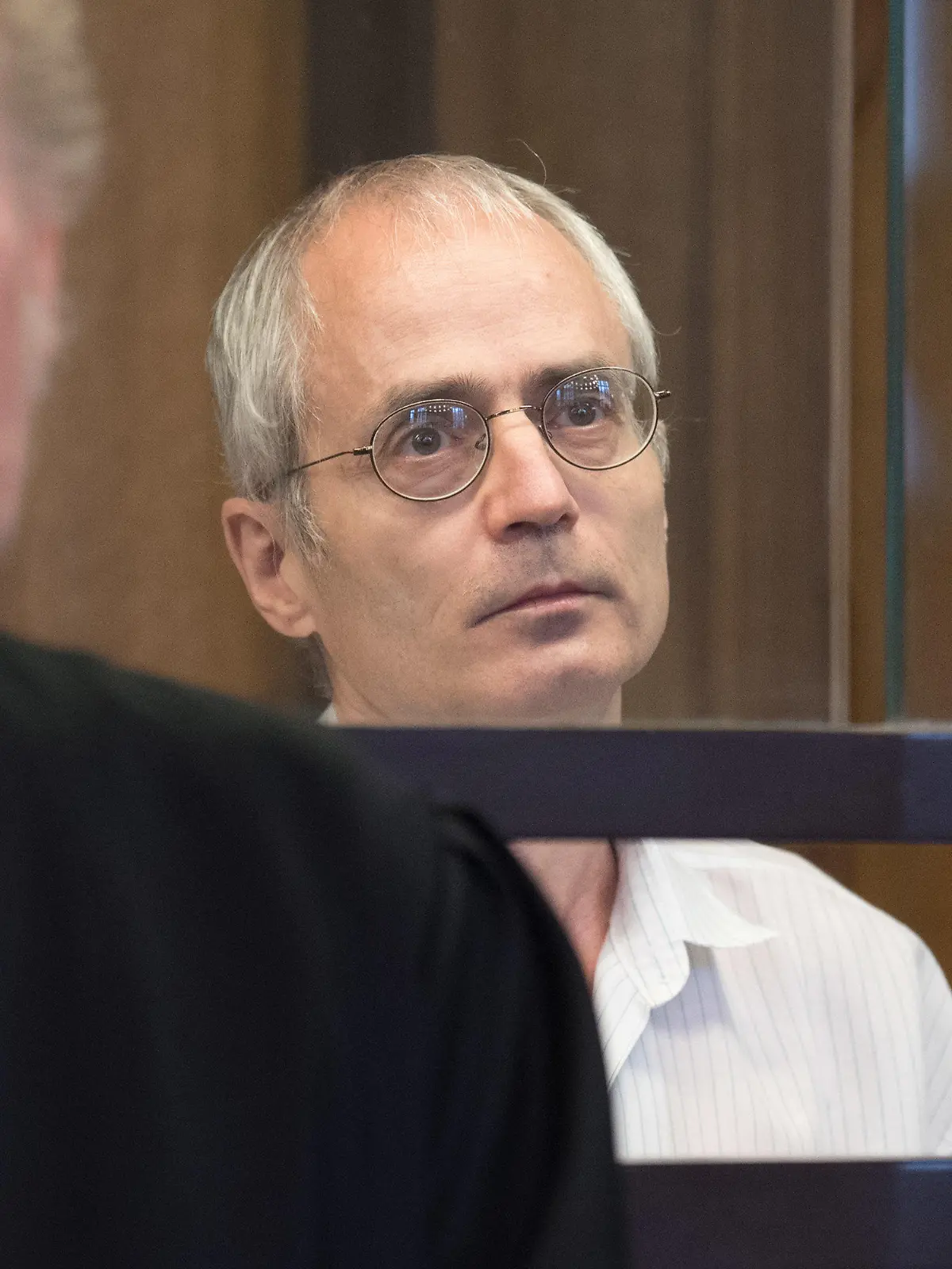 ARCHIV - 08.07.2020, Berlin: Der Angeklagte Gregor S. (r) und sein Verteidiger Eckart Wähner stehen bei der Fortsetzung des Prozesses um die tödliche Messerattacke gegen den Berliner Chefarzt Fritz von Weizsäcker. (zu "Fritz von Weizsäcker erstochen - Revision gegen Mord-Urteil eingelegt") Foto: Jörg Carstensen/dpa +++ dpa-Bildfunk +++